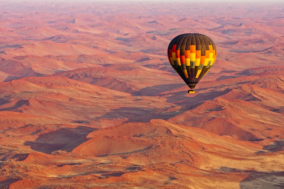 Spot the dunes of Sossusvlei in a hot air balloon | Timbuktu Travel