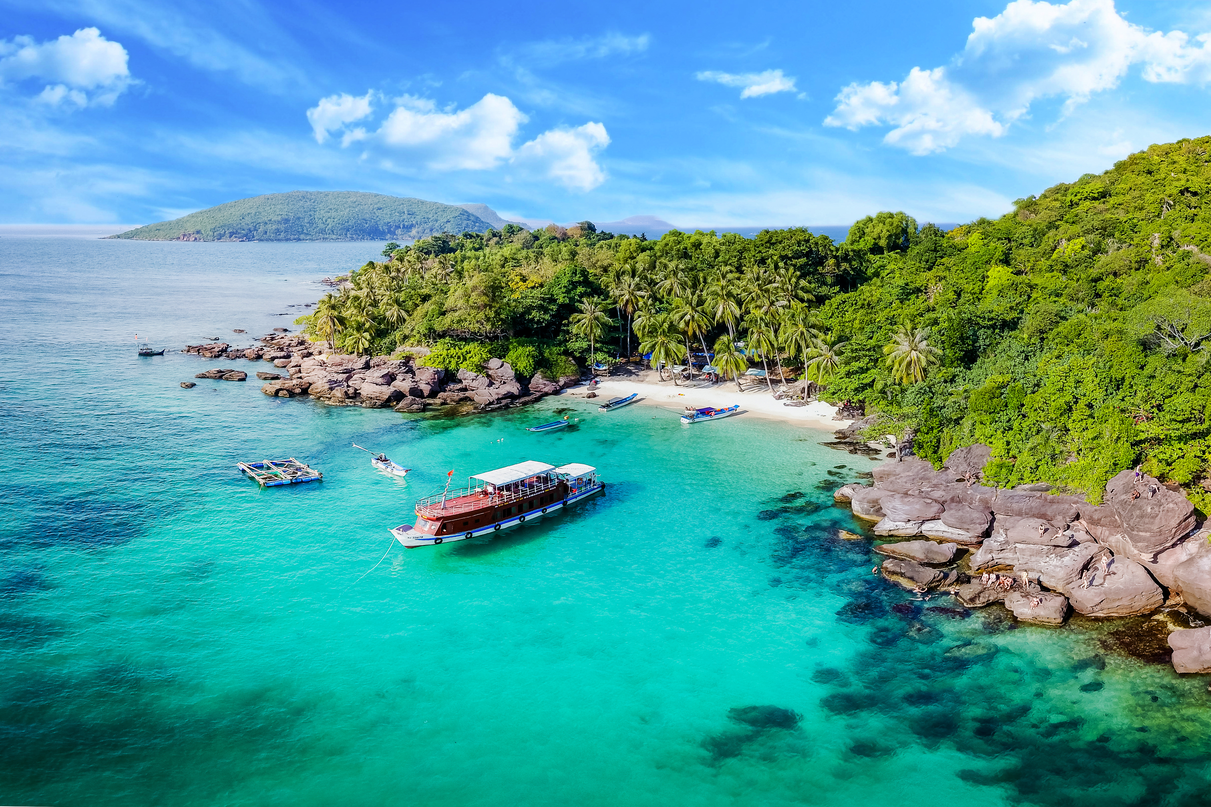 Take a boat tour around the islands of Phu Quoc