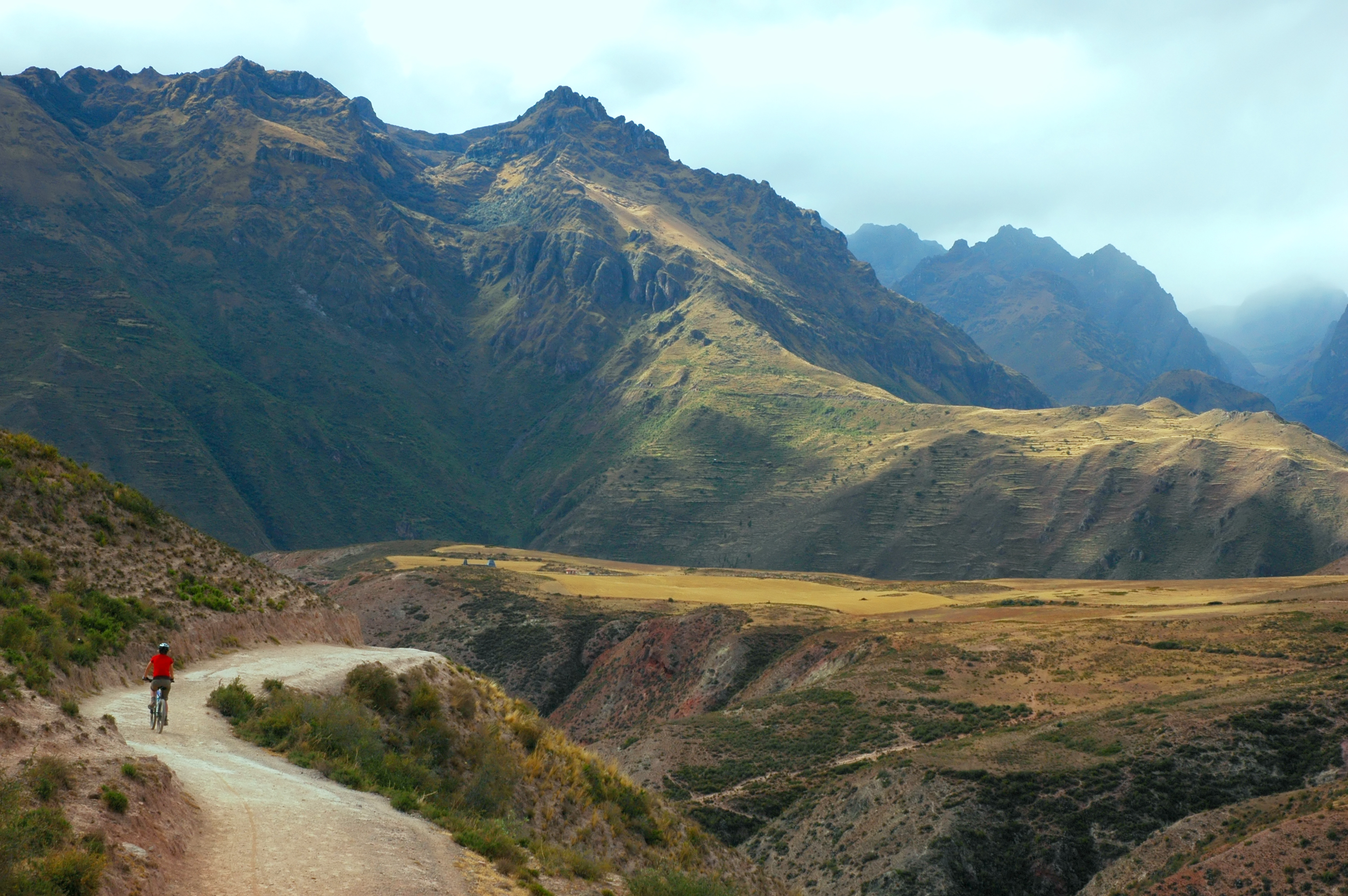 Wind through the Sacred Valley Trails by bike