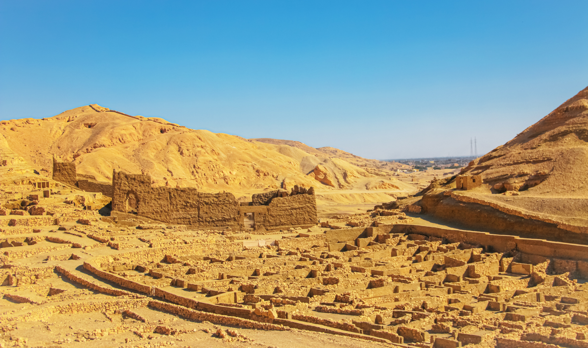 Visit the village of Deir el-Medina, the Nile