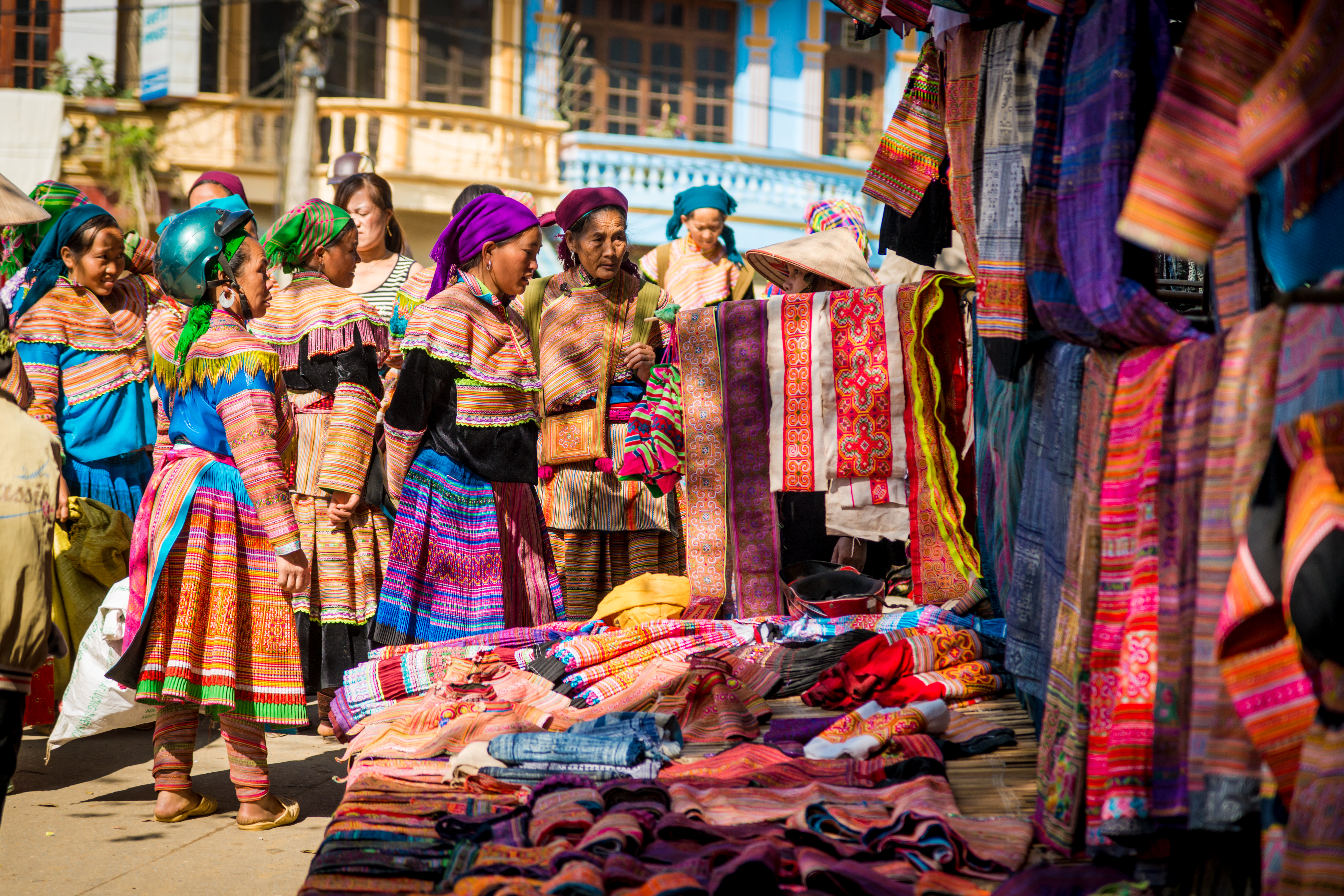 Admire the crafts at the local market in Sapa