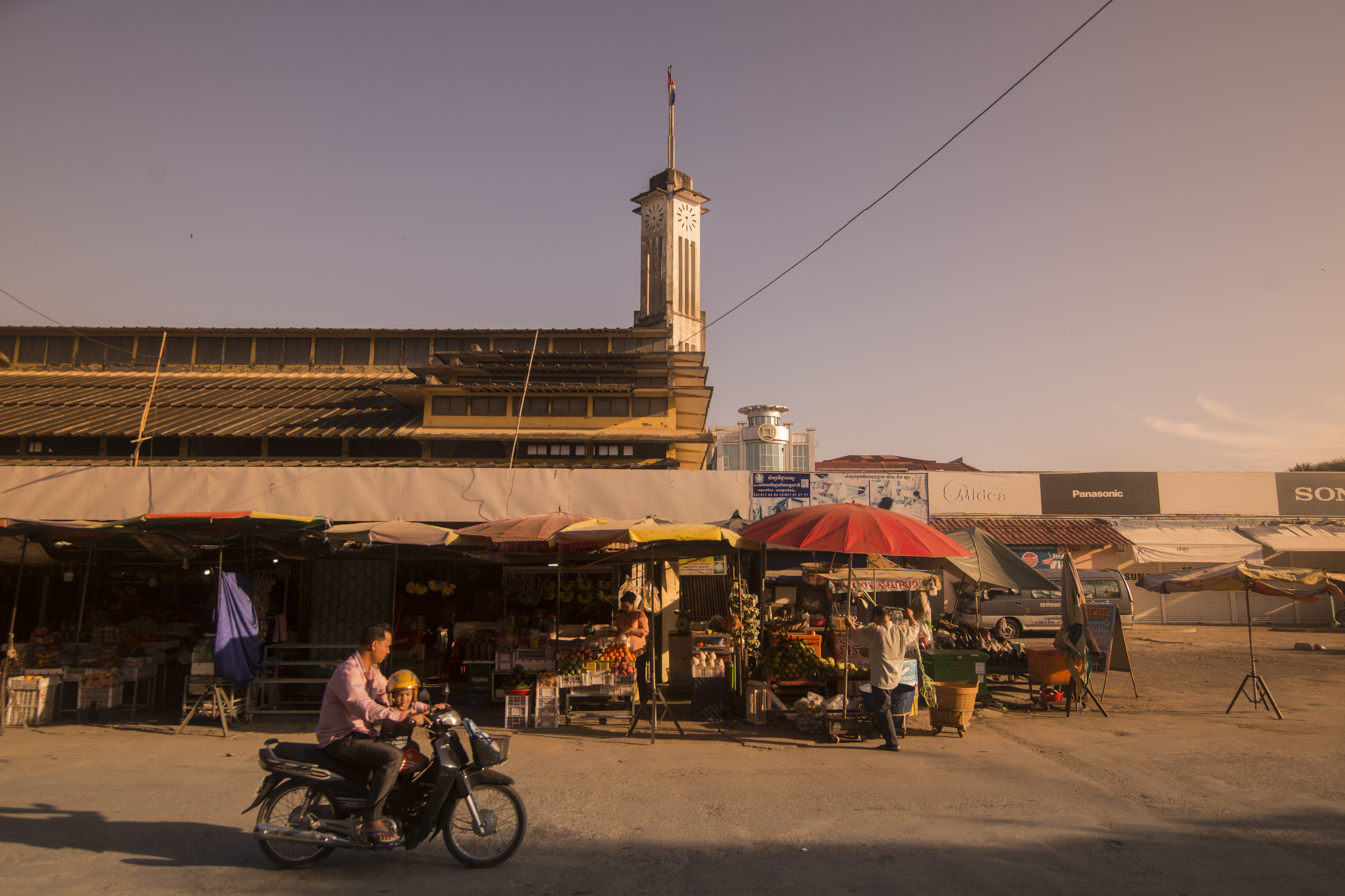 Walk through the Phsar Nath Market, Battambang