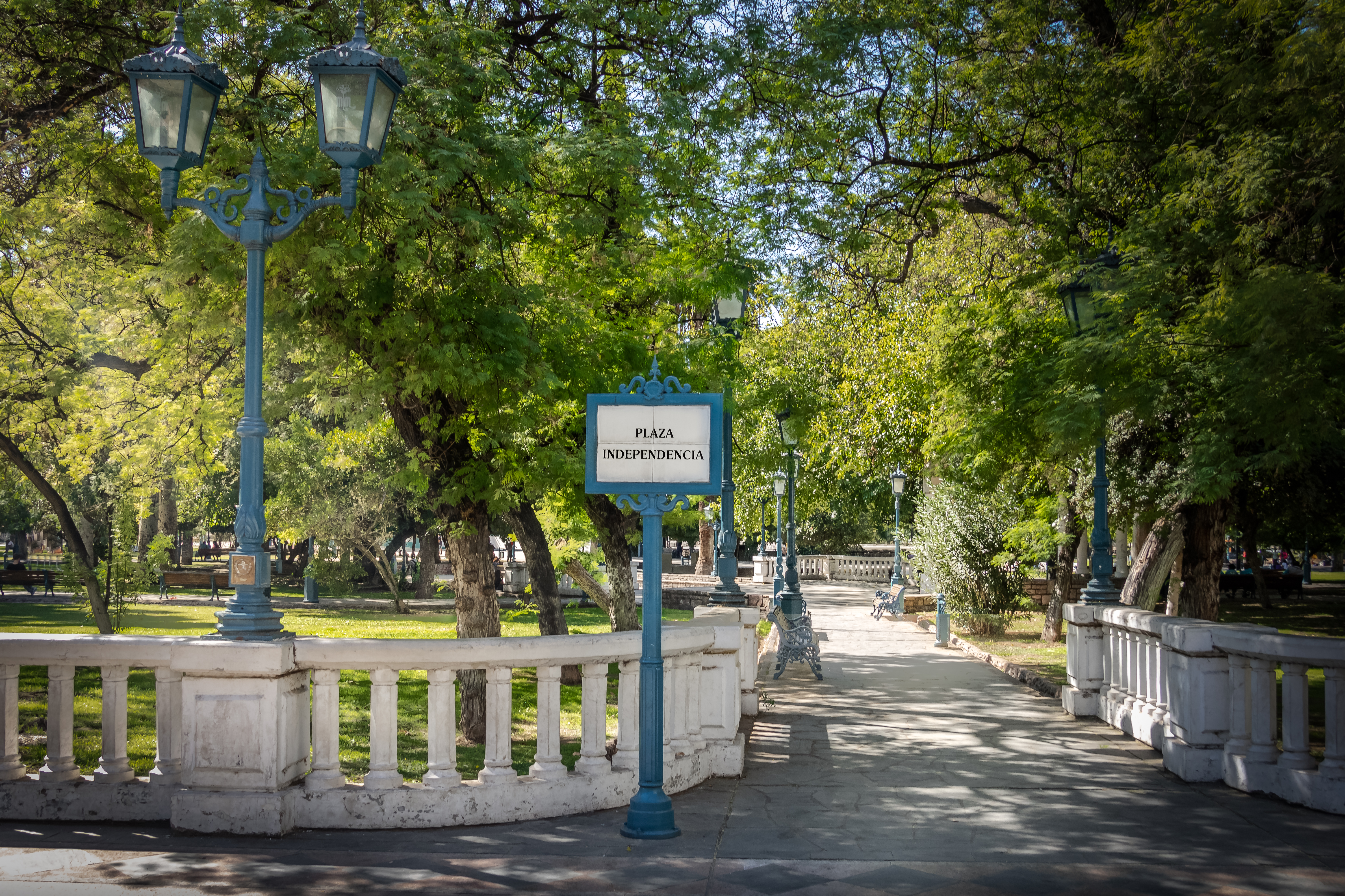 Explore the vibrant Independence Square in Mendoza