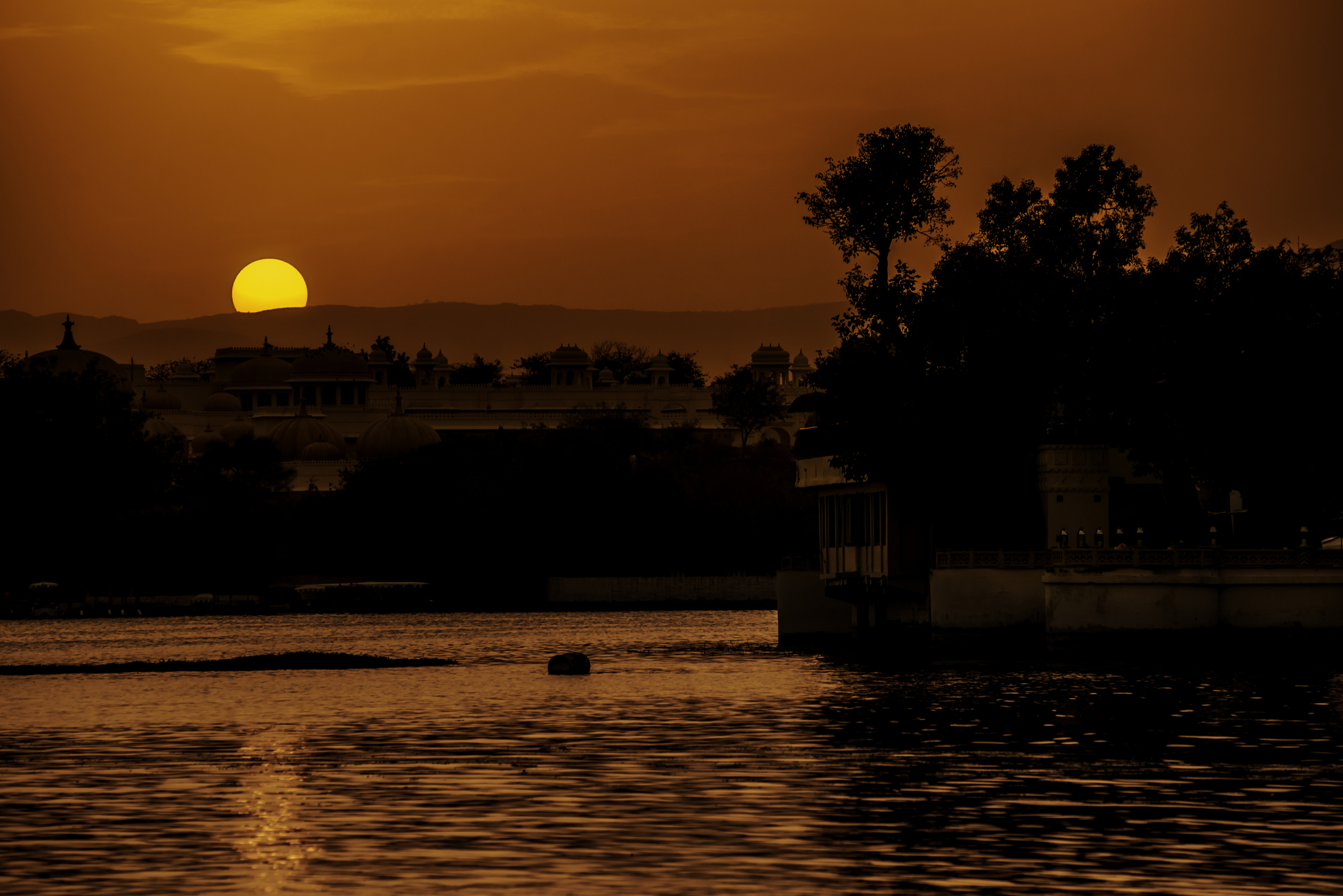 Take an evening boat ride on Lake Pichola, Udaipur