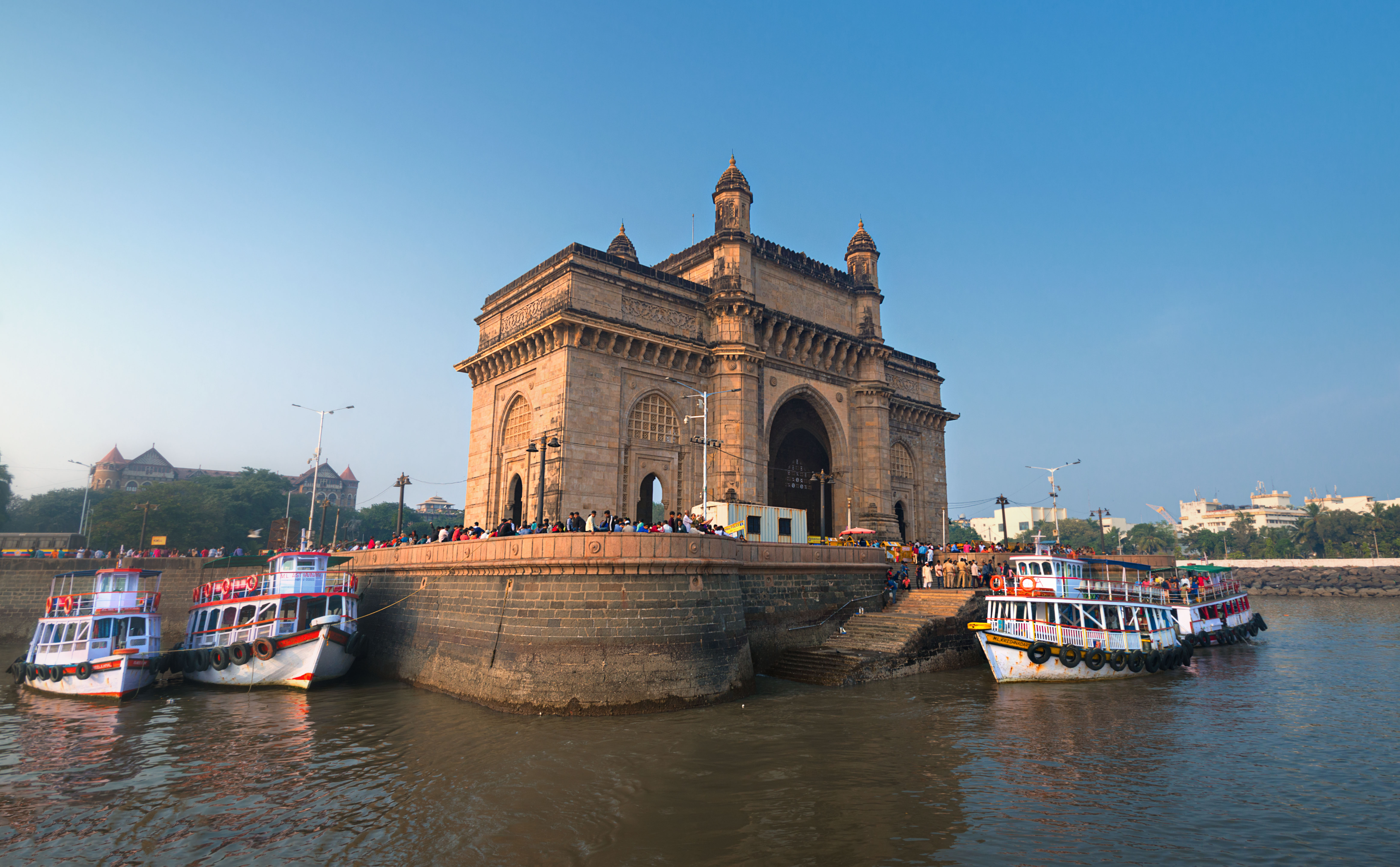 Admire the waterfront Gateway of India in Mumbai