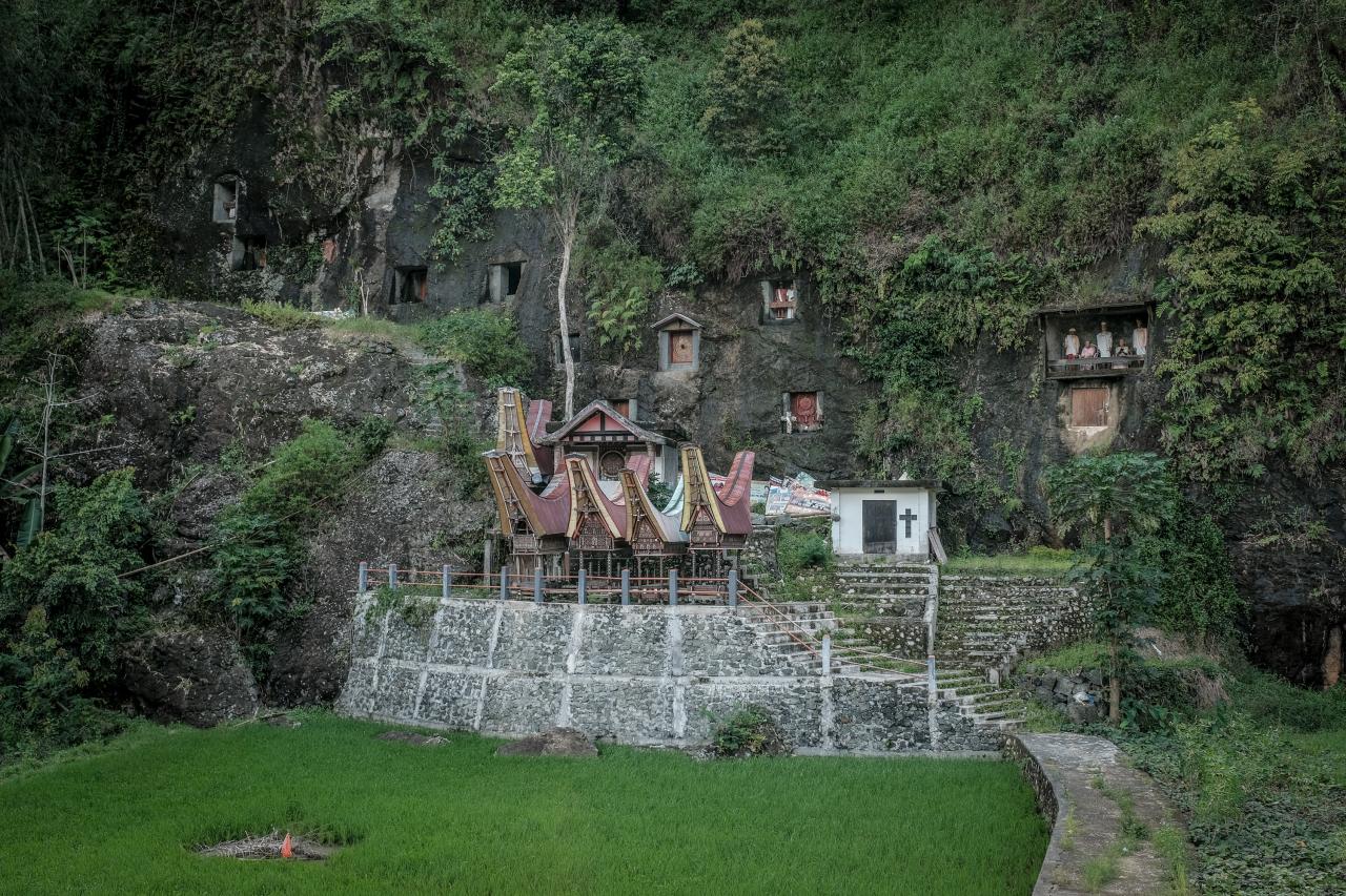Visit the cliff cemetery of Kuburan Batu Lemo