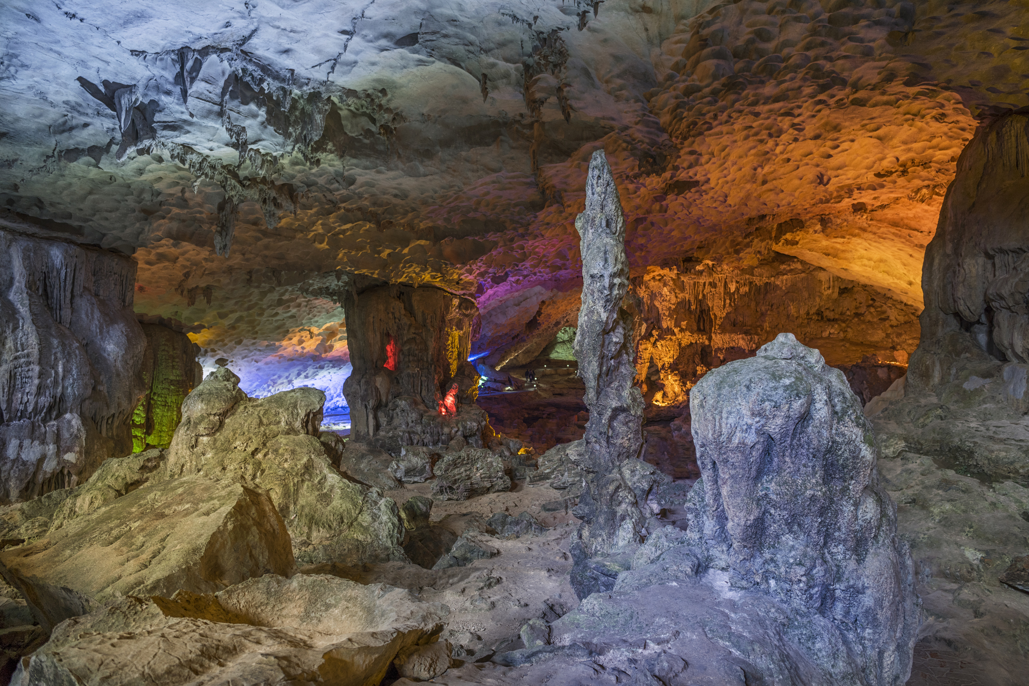 Visit Sung Sot Cave – The largest cave in Halong Bay