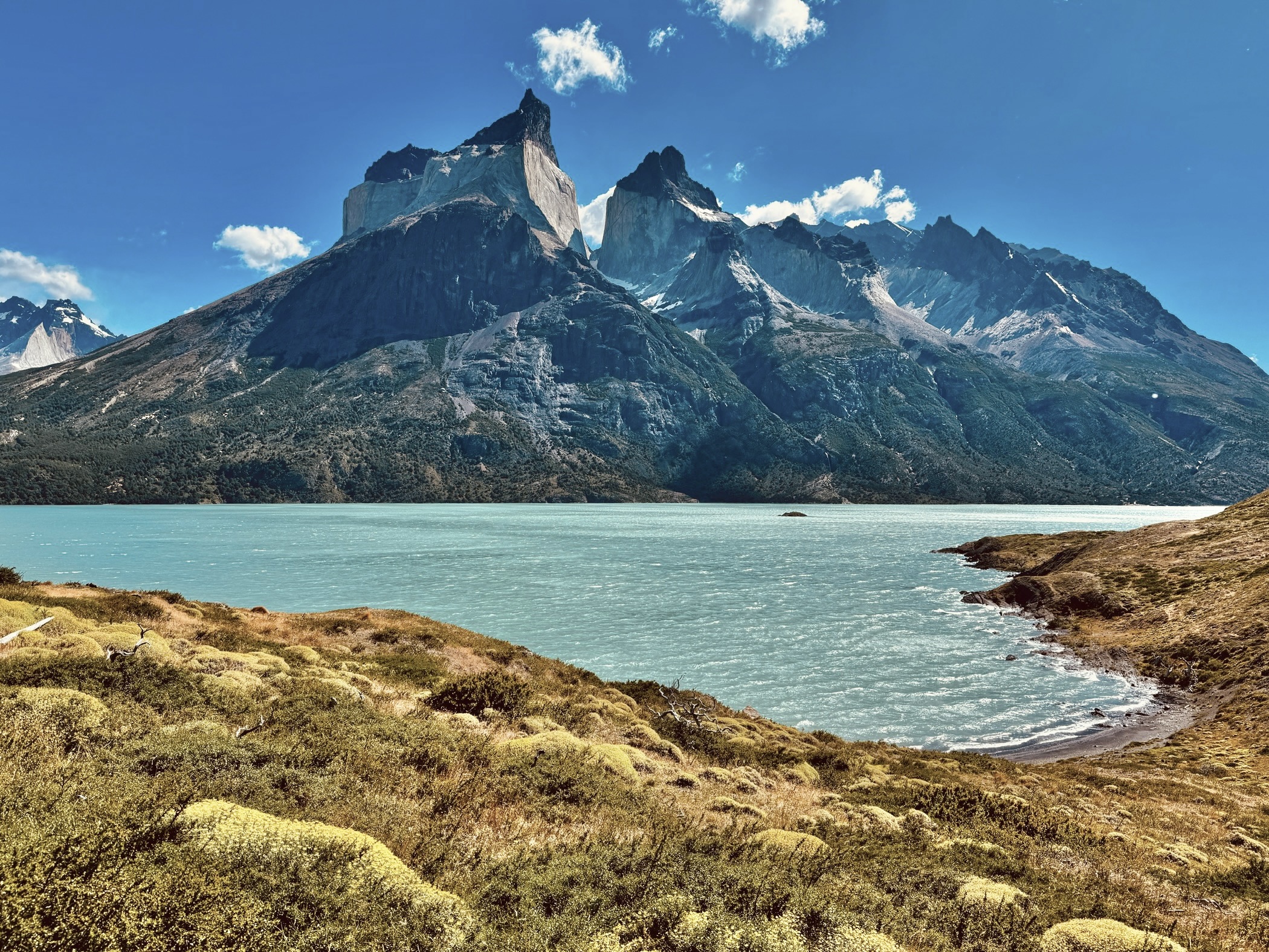 Trek along Lake Nordenskjold