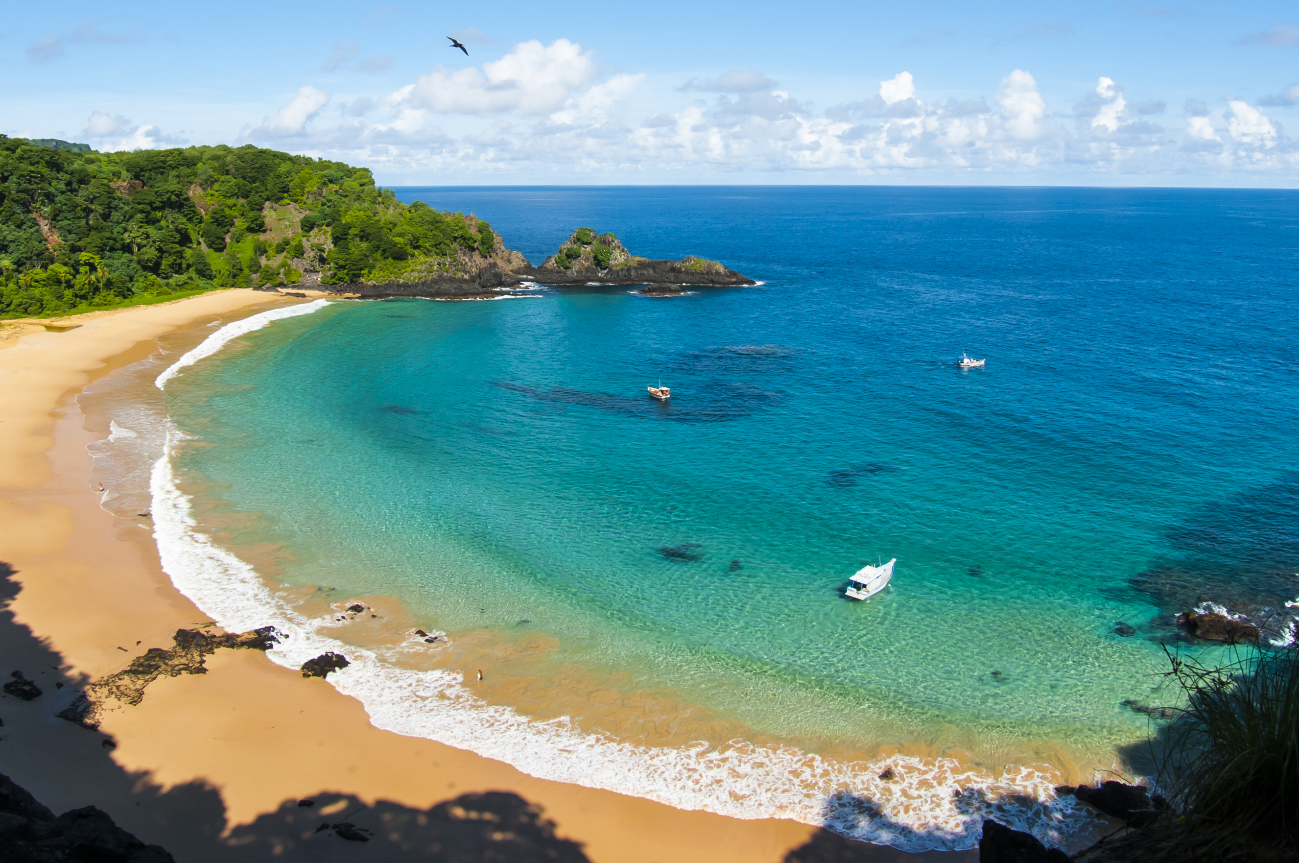 Discover secluded beaches of Fernando de Noronha