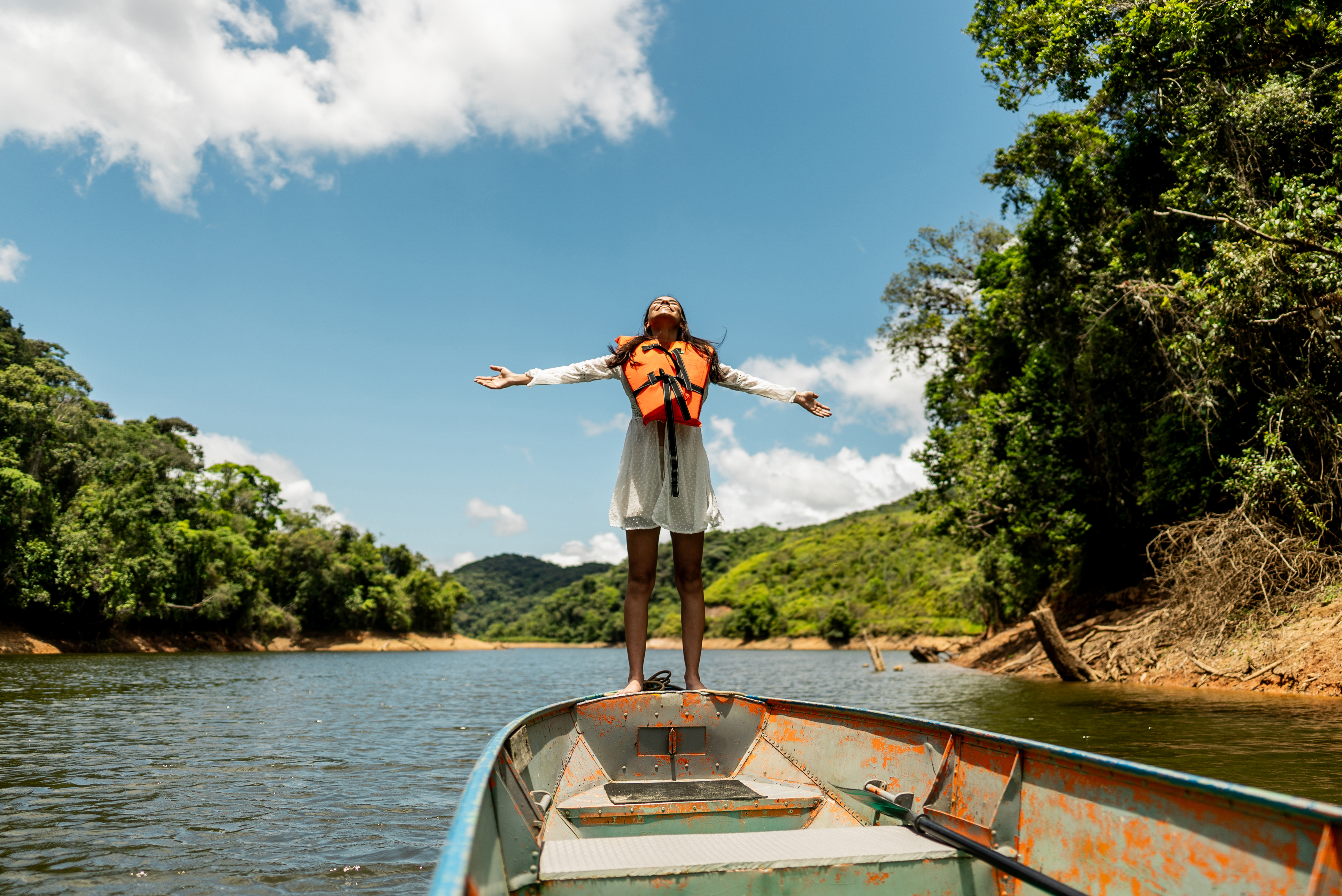 Explore the Amazonas on a canoe safari