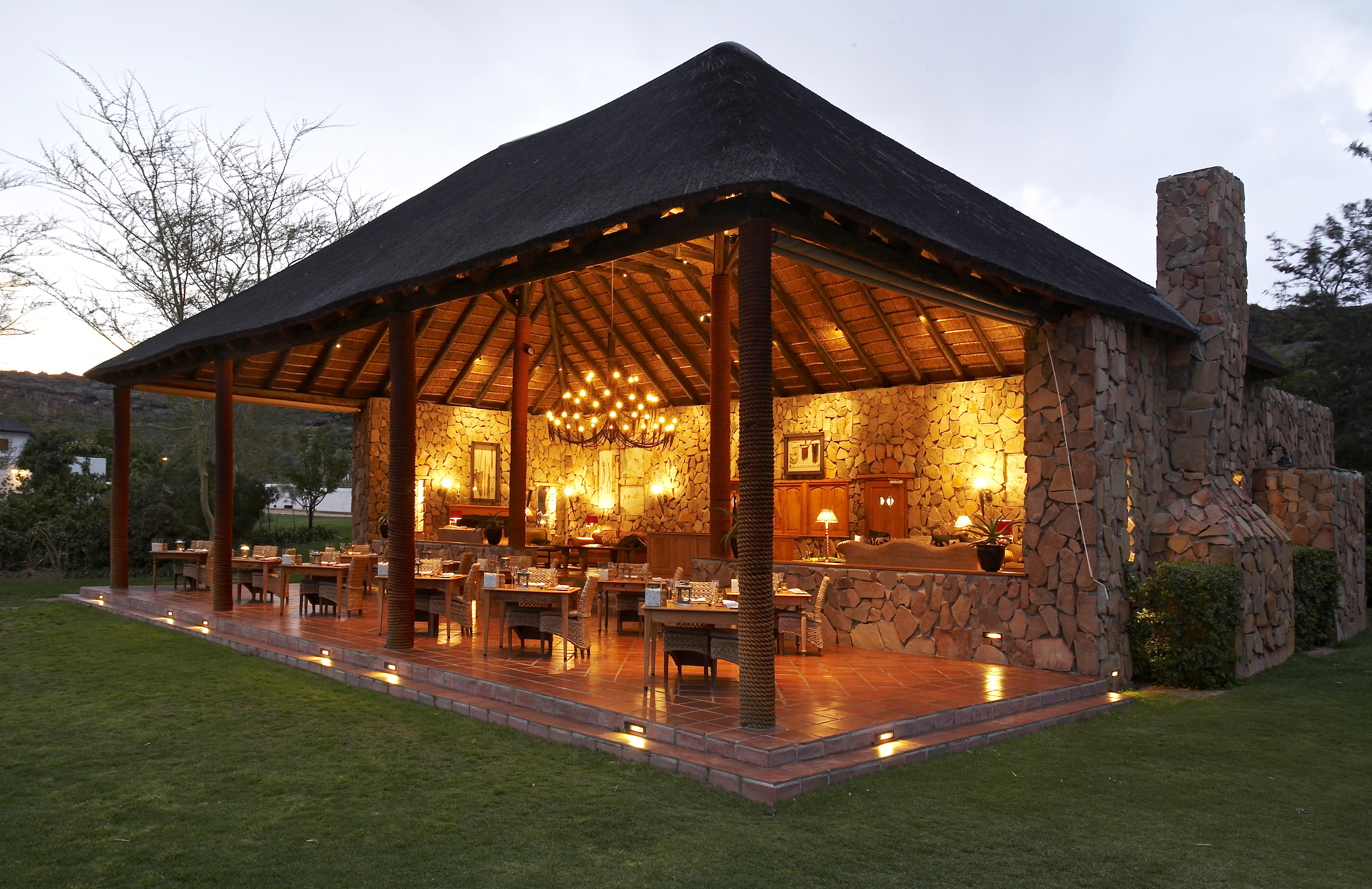 (‘To feast’ in the ancient language of the Bushman), has stone walls enclosing an elegant lounge with twin fireplaces overlooking sweeping lawns and the Boontjies river. The ideal choice for mouth watering high teas, hot cooked breakfasts and outdoor celebration dinners. Complemented by our fine wines, guests have an unequivocal taste celebration of the Cederberg.