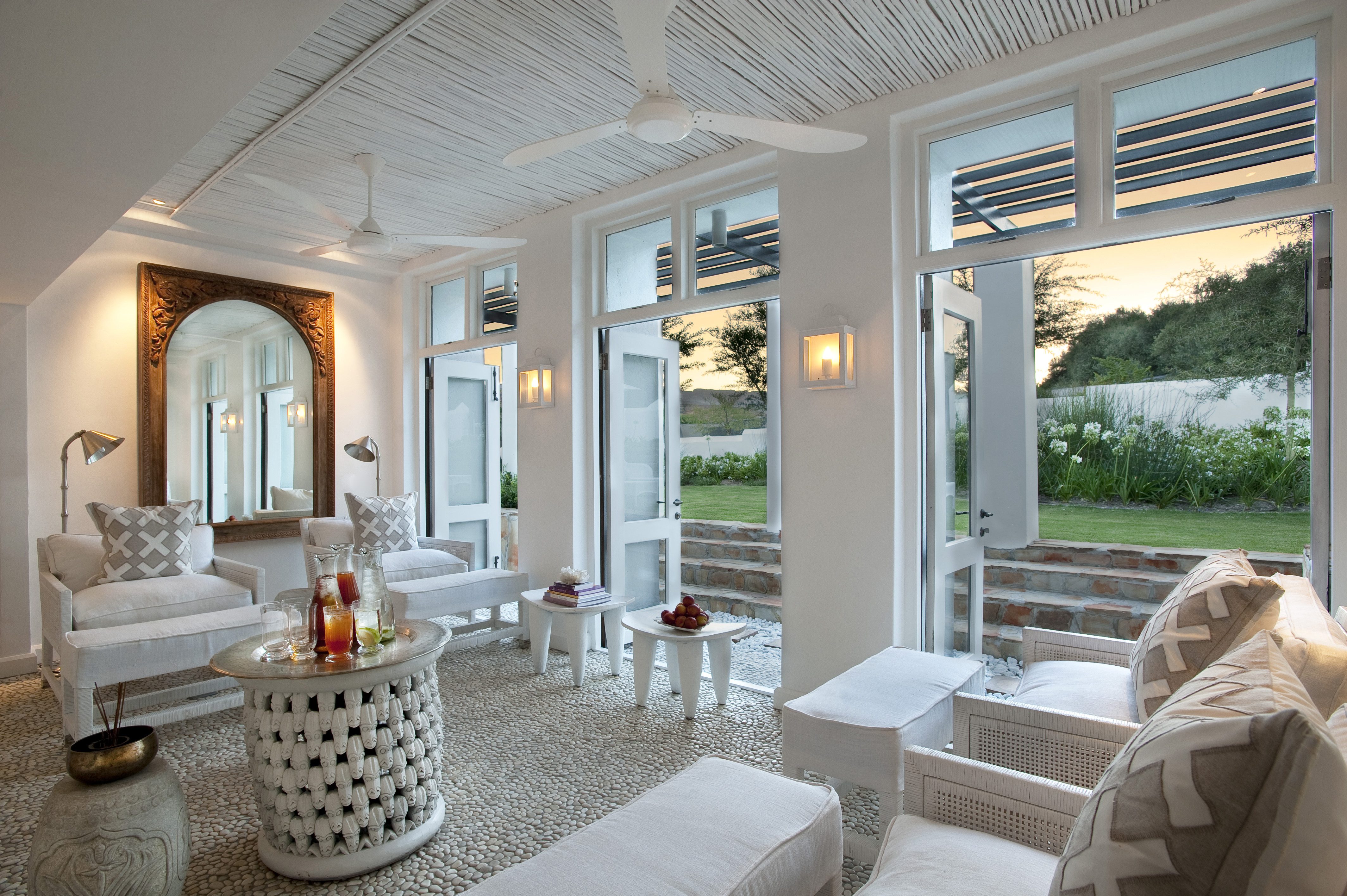 To relax inbetween and after the spa treatment with lounge chairs, music, books or to meditate.