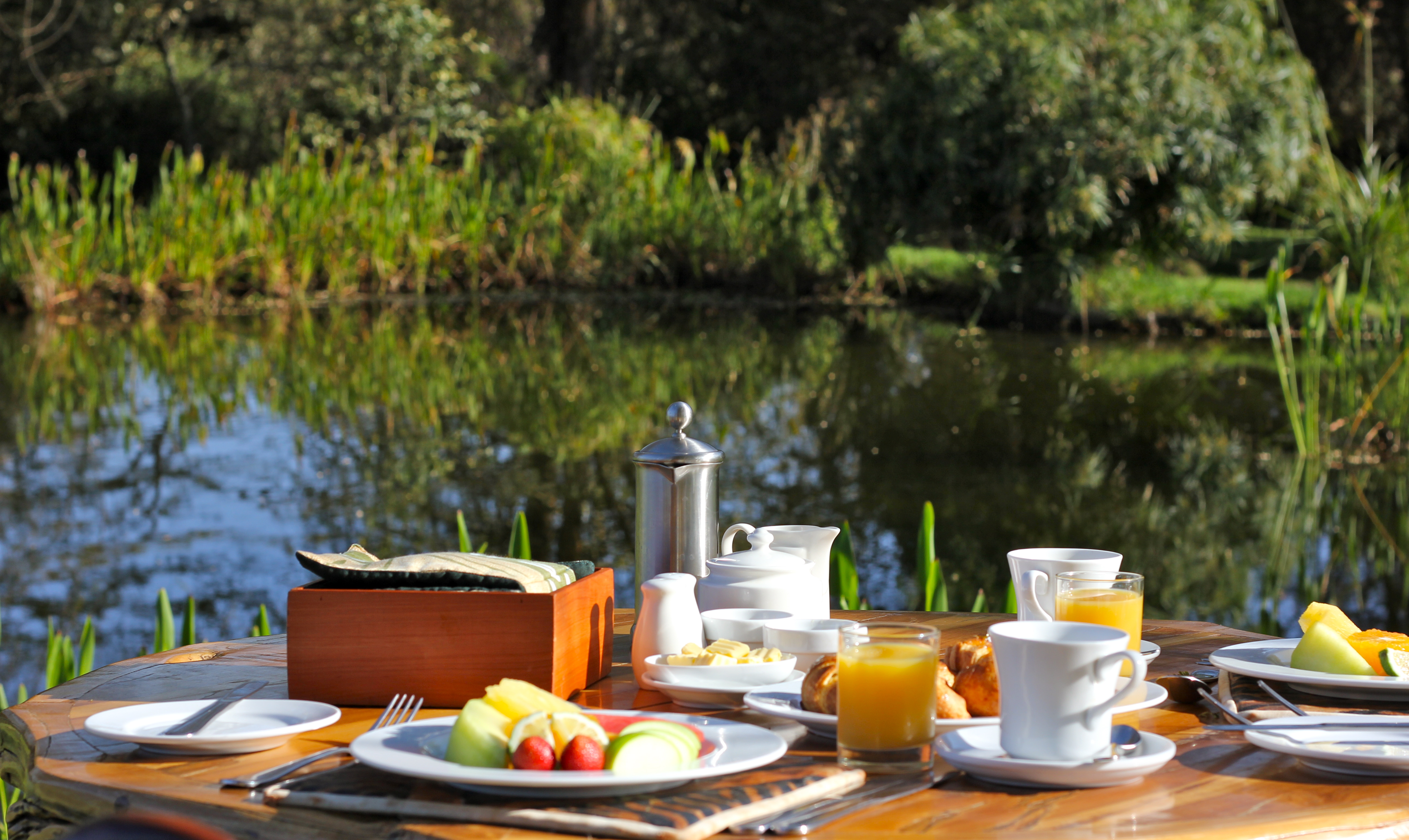 Meals can be taken outside, weather permitting, within the grounds of the Lodge and menus feature an array of international cuisine prepared by professionally trained chefs. A Tepinyaki hot plate also caters for those wanting something different. 