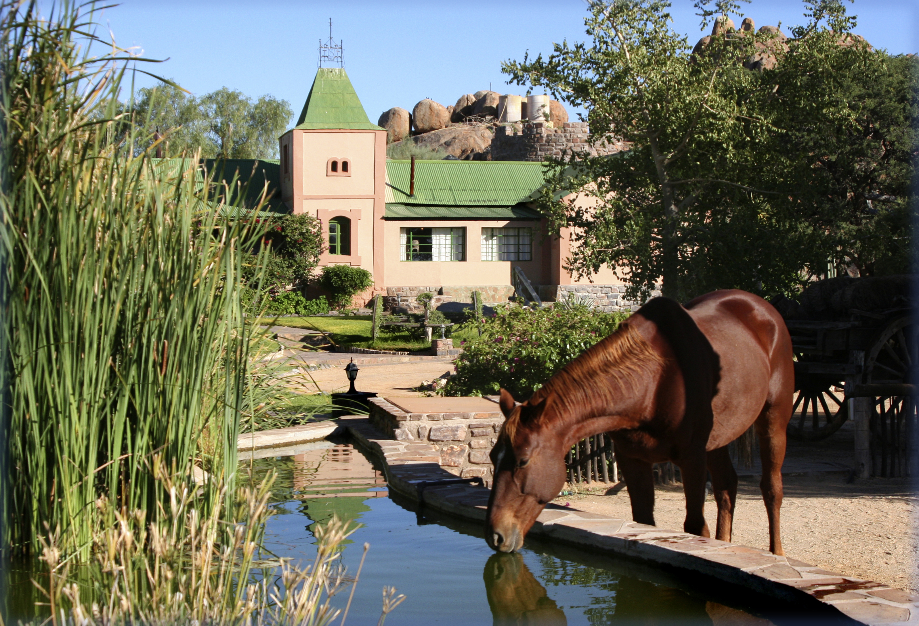 The main building of the Canyon Lodge hosts the restaurant and the reception.