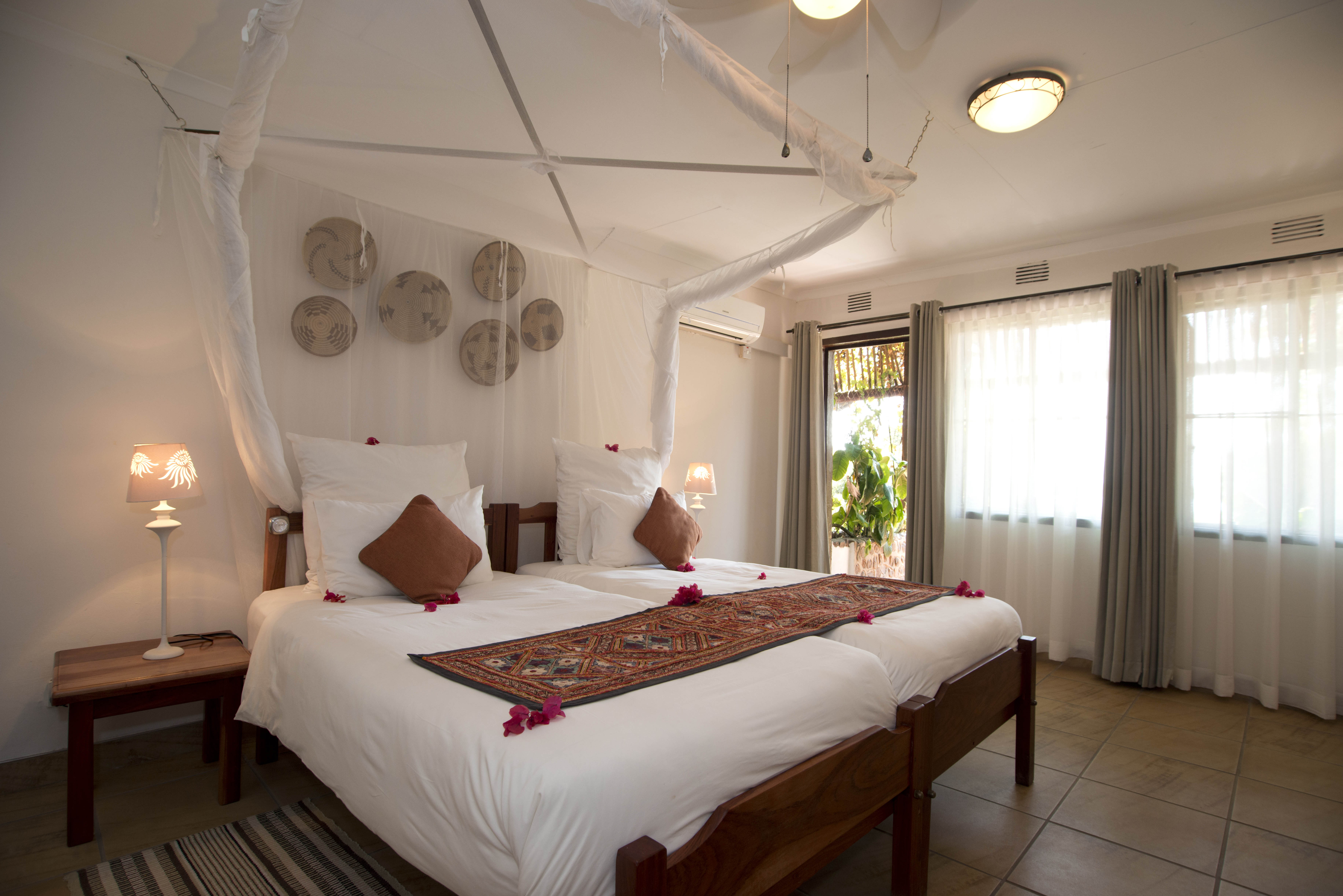 Spacious double room, view onto verandah