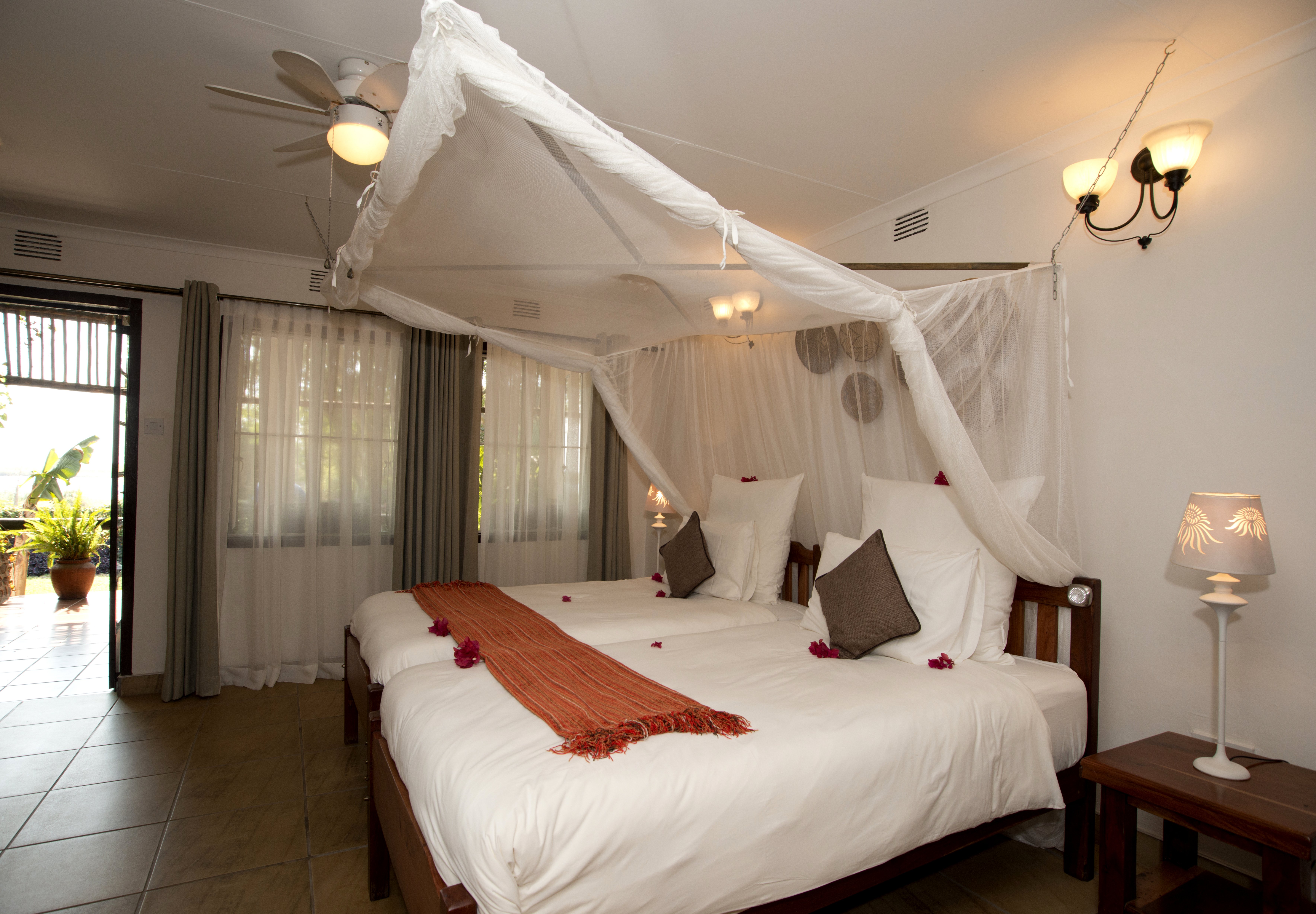 Spacious double room, view onto verandah