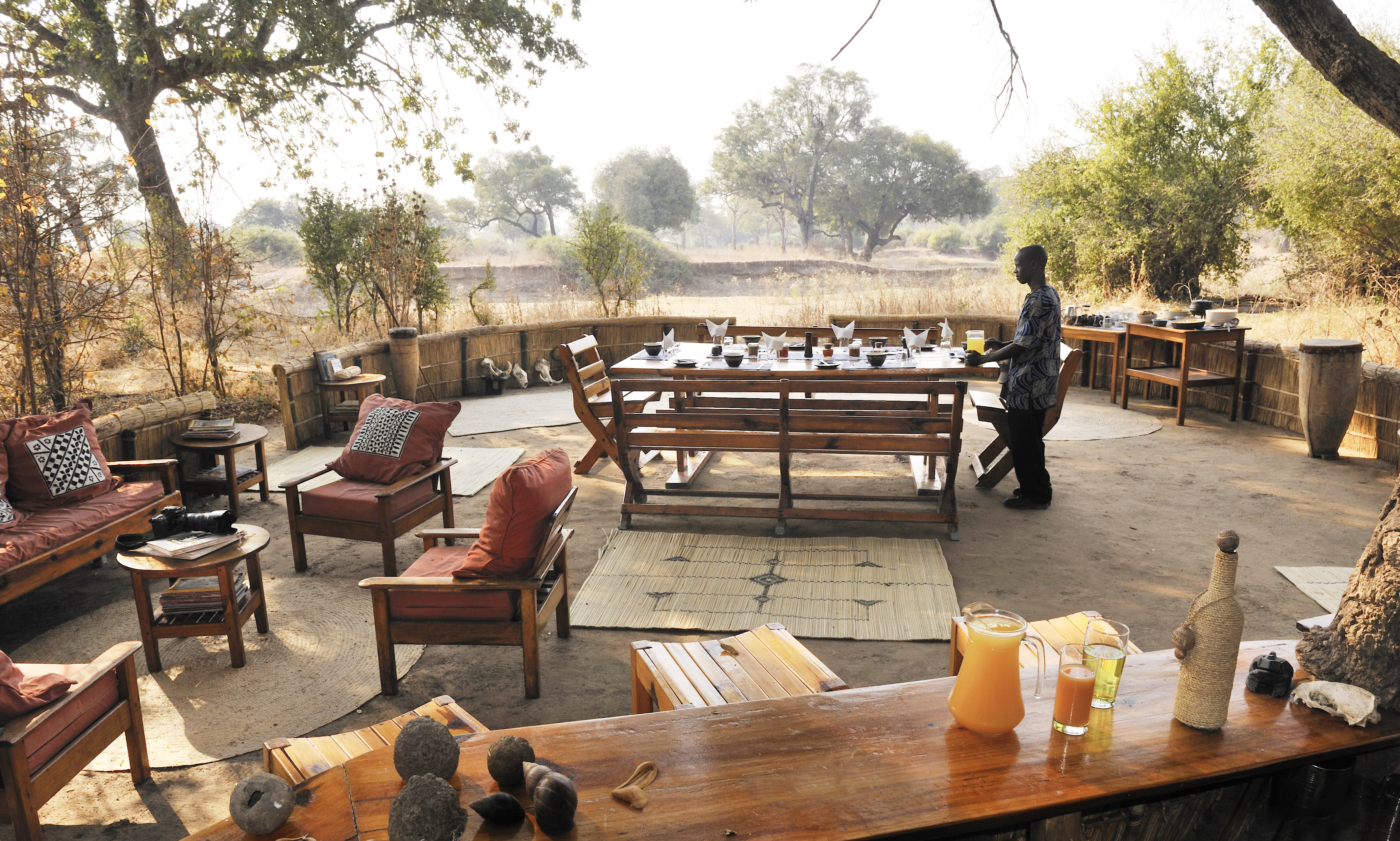 Main area with lounge, bar and dining.