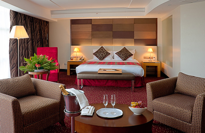 Extensive use of space (55 sq mtr) and materials with added benefits including fruits on arrival, flowers and one local daily, and a 13.00hrs late check out