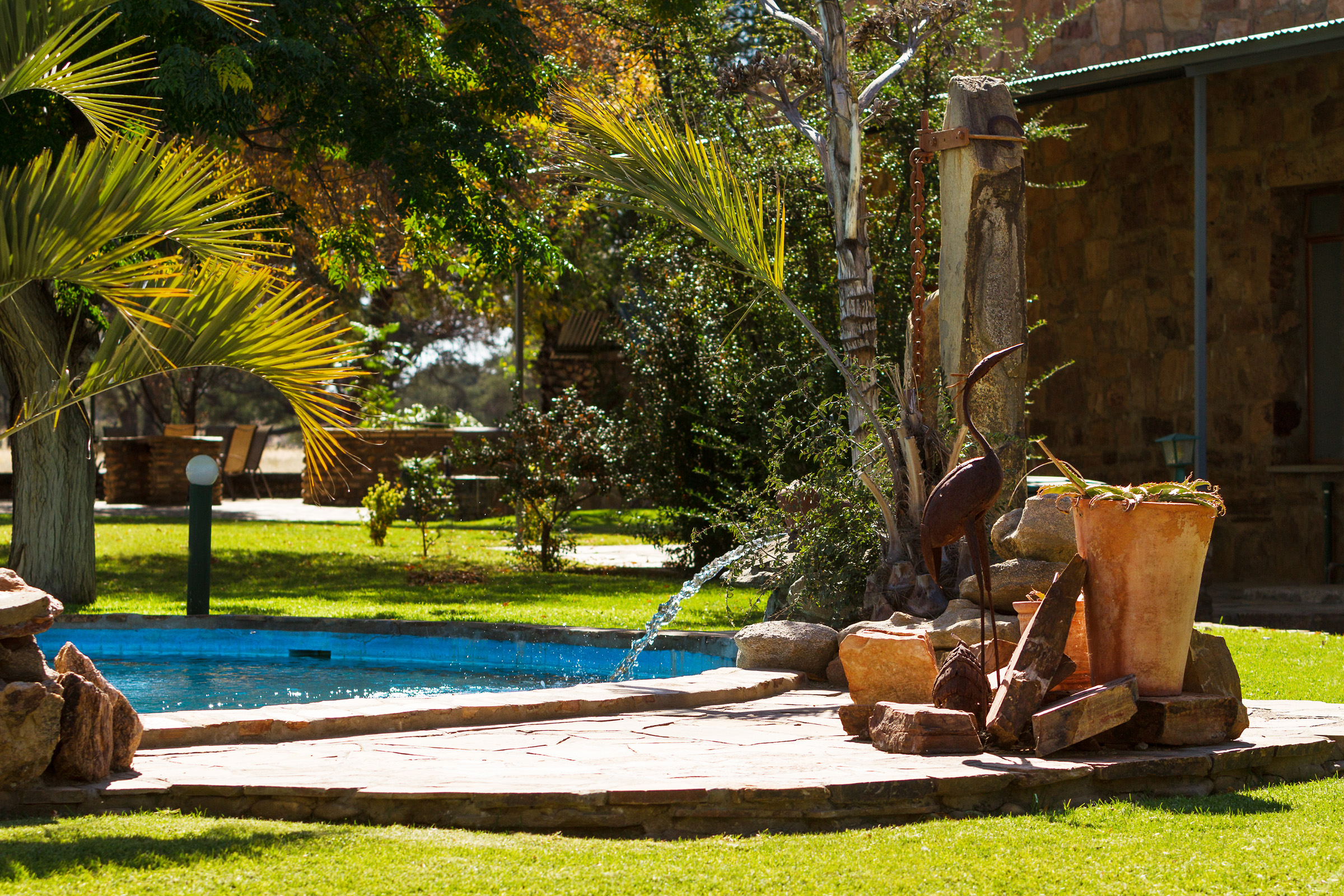 Instead of hanging around at the airport, more and more guests spend their last day before departure in the garden of Ondekaremba. Day bookings, with or without a room reserved, are quite popular.