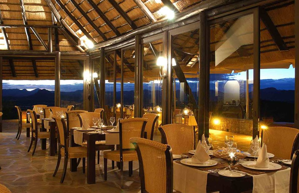 The Hilltop Restaurant offers views over the Nature reserve. Breakfast,Lunch and 3 -course dinner is served here.