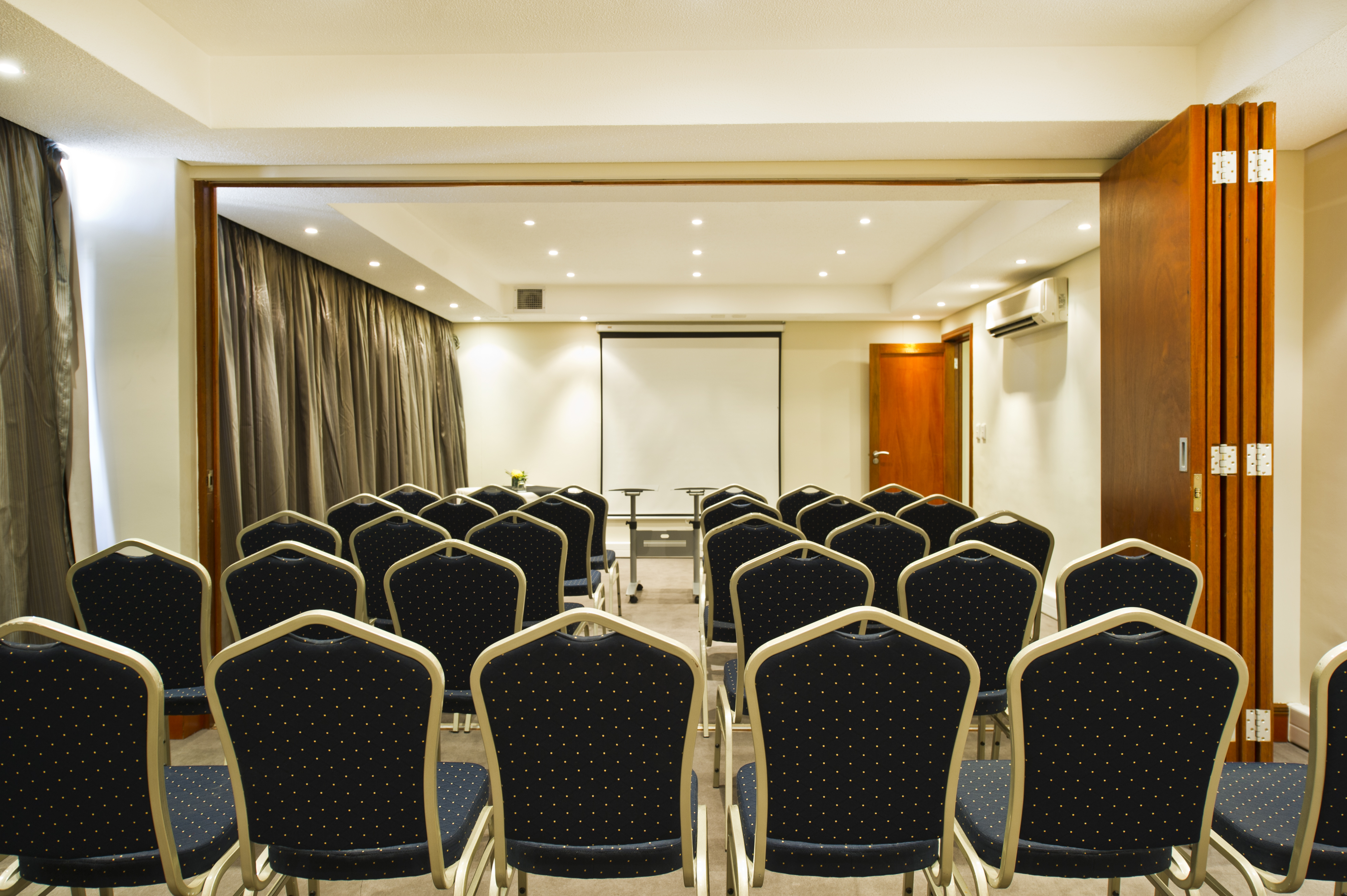 Conferencing and banqueting facilities for 70 to 120 delegates are available, as well as a boardroom that can seat up to 10 delegates.