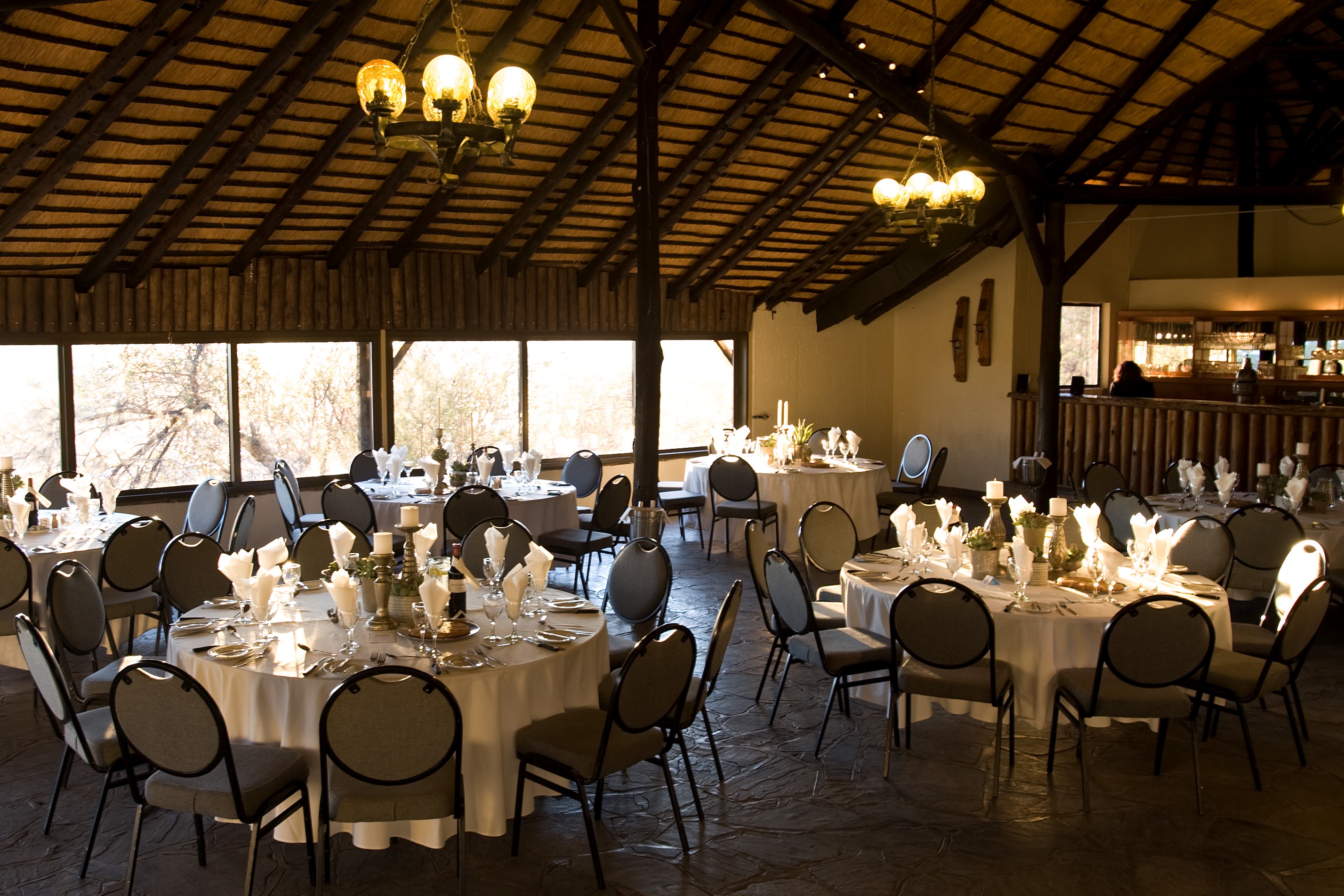 The lapa offers a beautiful romantic setting under thatched area, separate from the hotel itself and complete with its own bar and kitchen service. Ideal venue as a forum for launches, presentations, parties, events and weddings, with a capacity of 60 people.