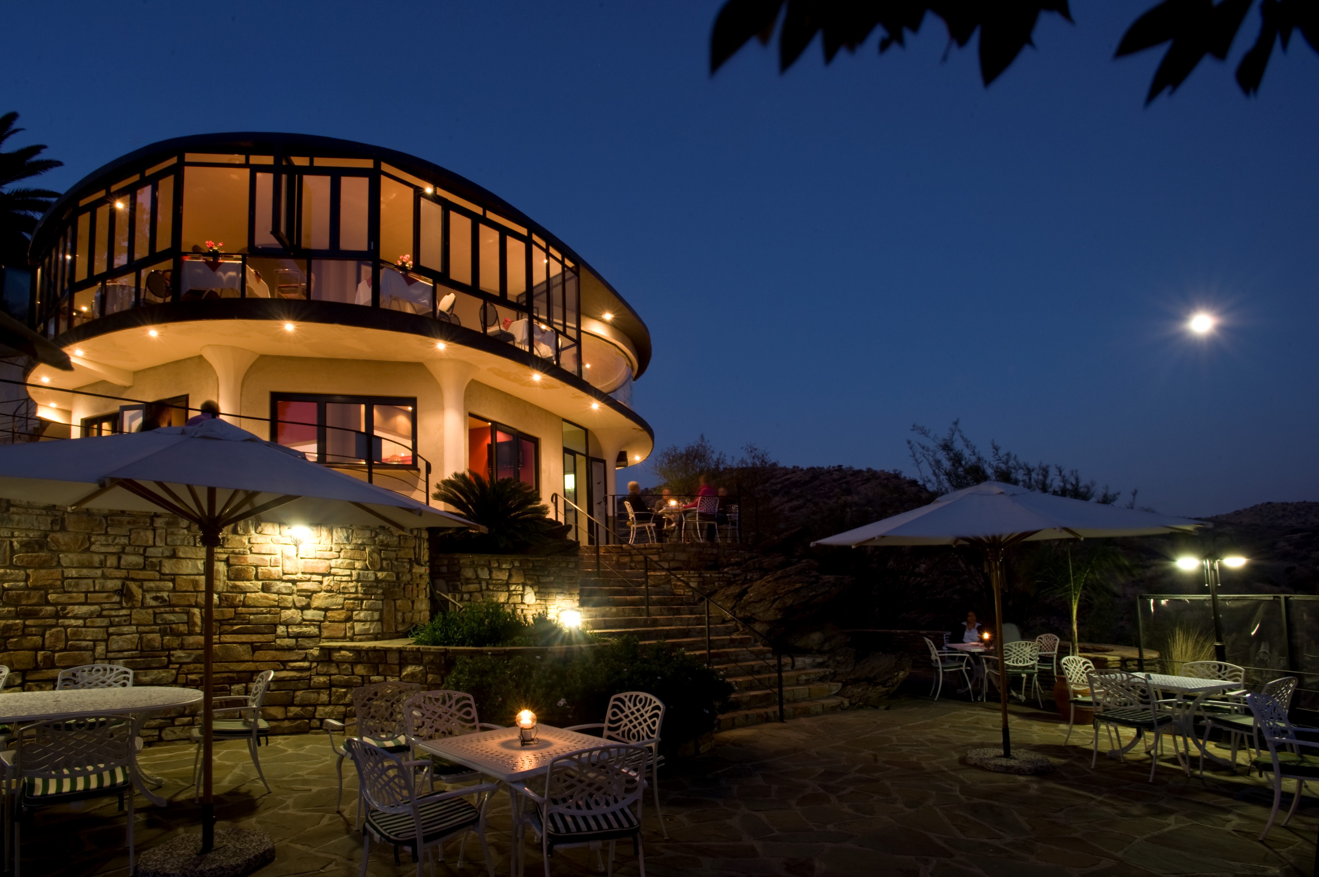 High up on hills above the City of Windhoek, this hotel offers unsurpassed views from the restaurant and terrace, making it a famous place for sundowners. The latest technology, combined with luxury ensure that Hotel Thule caters for the most discerning of busines and holiday traveller.