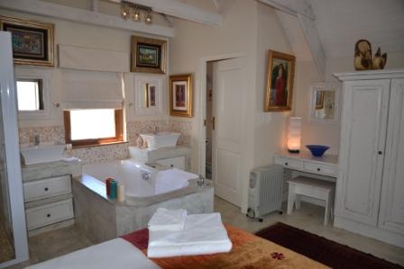 Sardien and Sardyn - shower and bath, twin basins, separate toilets.