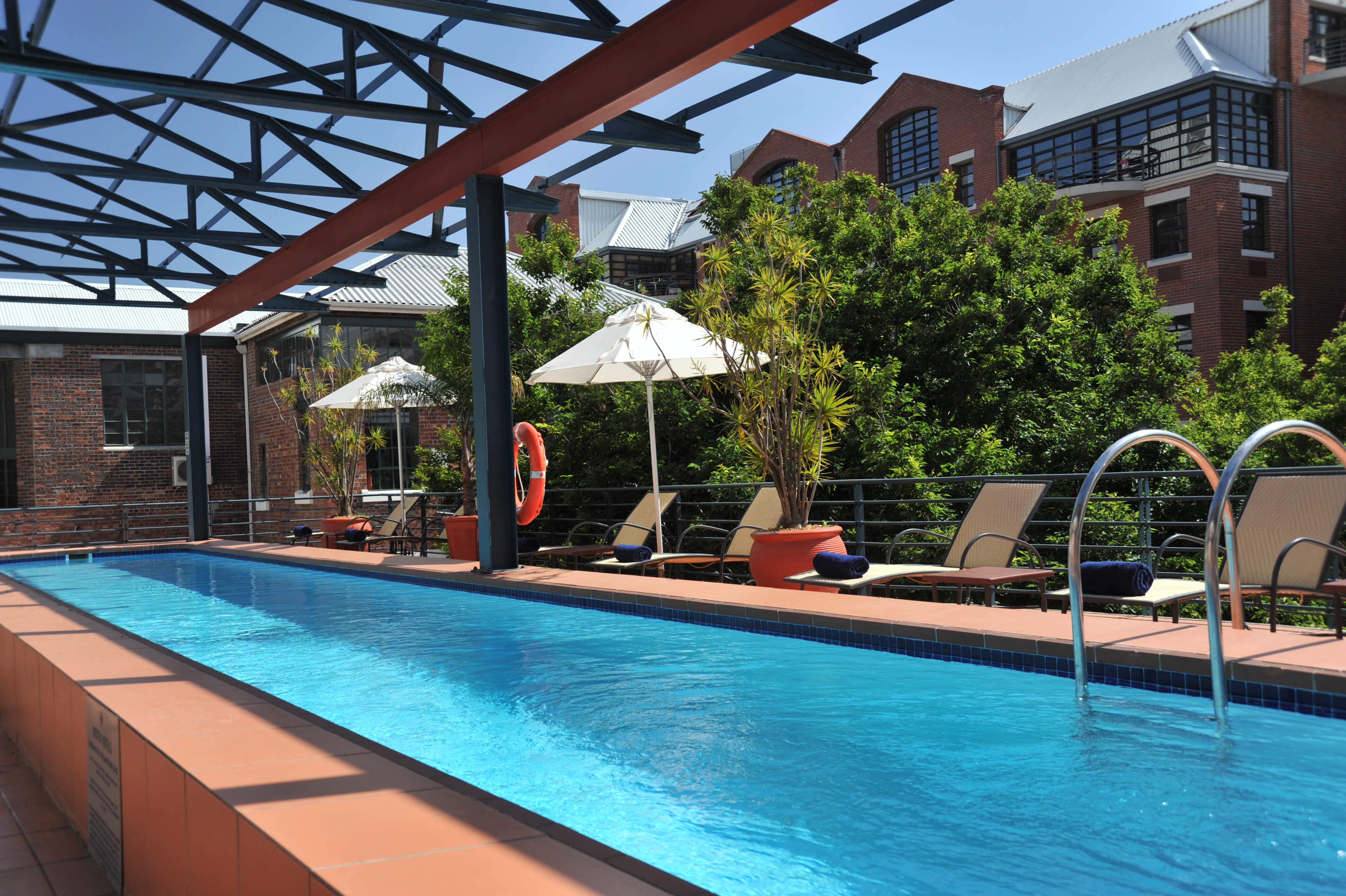 A hybrid of modernist and contemporary chic, the hotel interior has recently been reinterpreted to be more sophisticated, but remains the darling of the glamorous set in Cape Town.