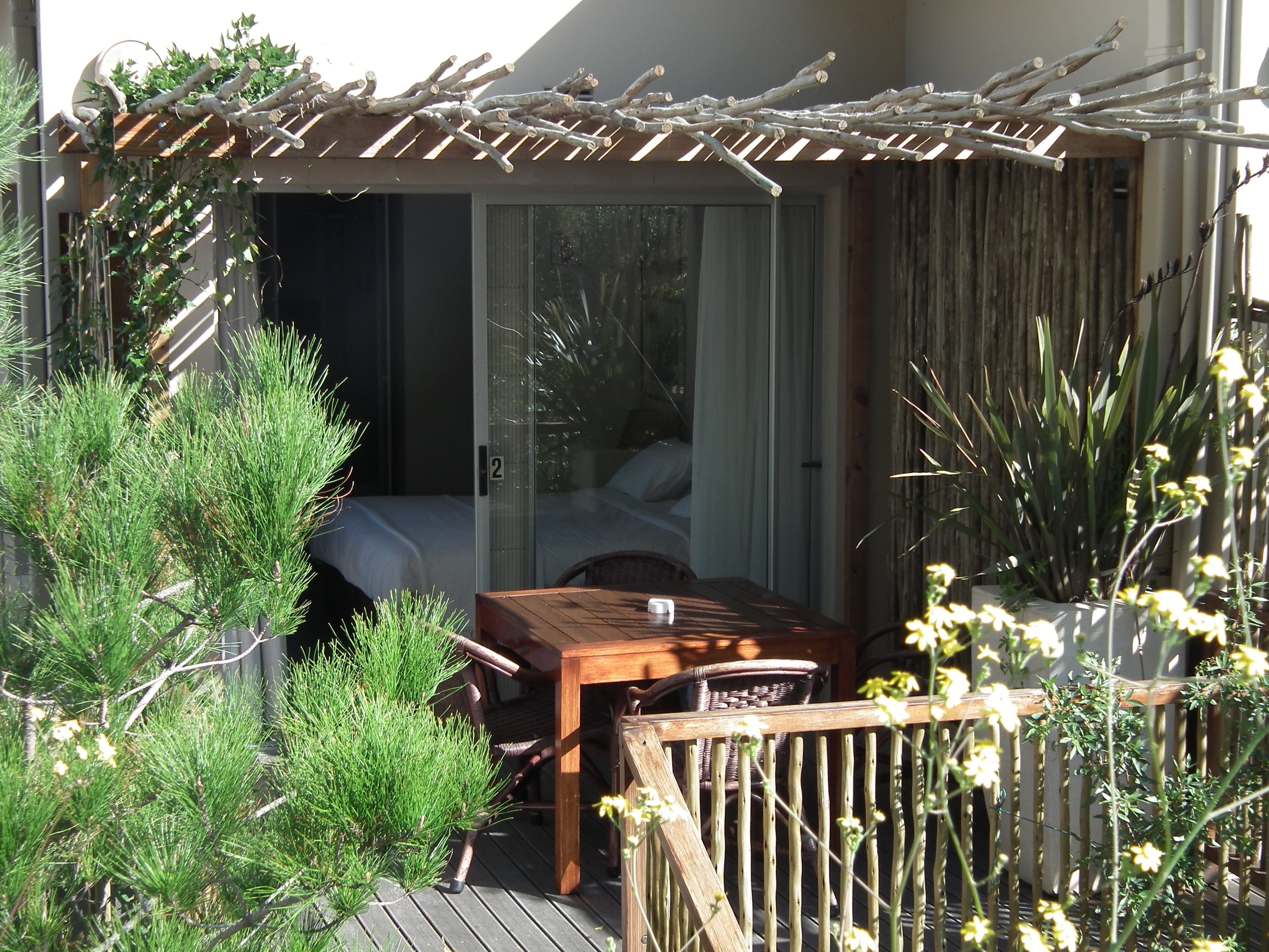 With direct access to solar heated swimming pool and bordering Fernkloof Nature Reserve you have privacy, peace and quiet you need