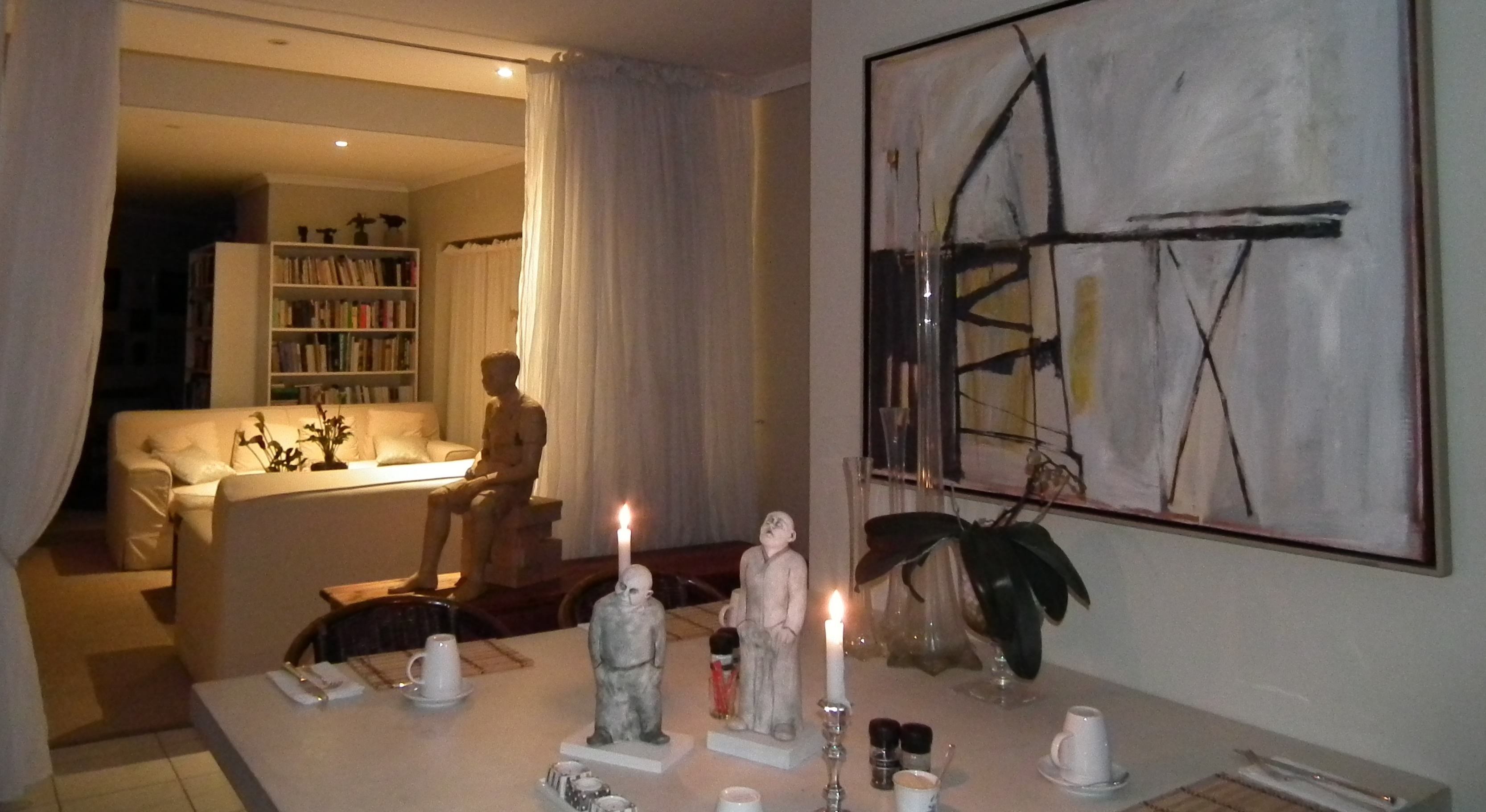 Cozy lounge area with a small library where you can also exchange books!