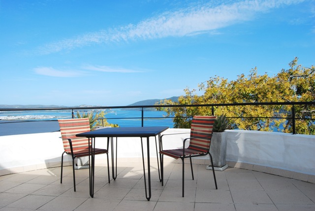 Discover a place where time is only told by the everchanging tides of the Knysna lagoon, a place where "nothing" seems like the perfect thing to do