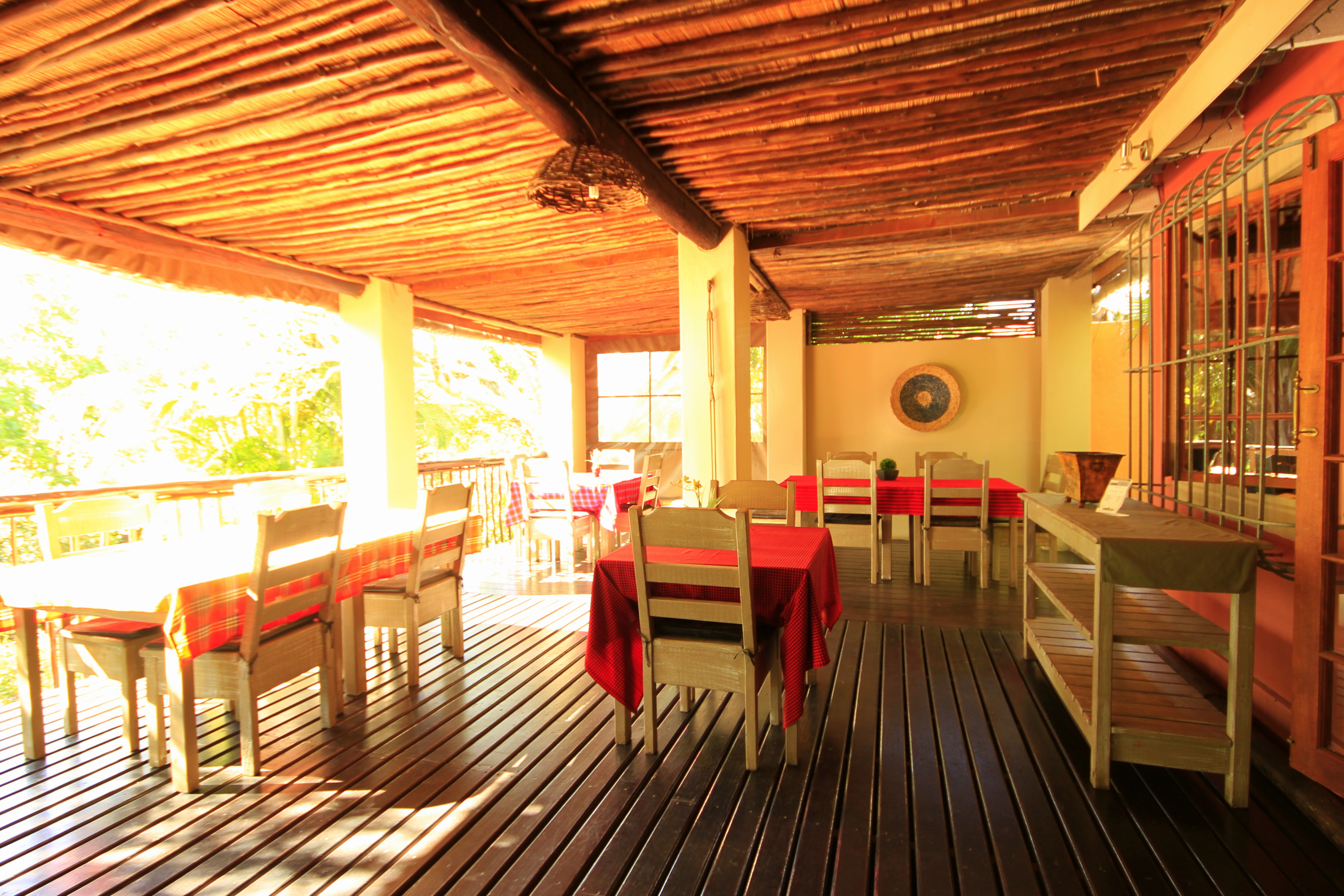 Enjoy a full hot and cold buffet breakfast on our dining deck overlooking the bird filled gardens of Lidiko Lodge.