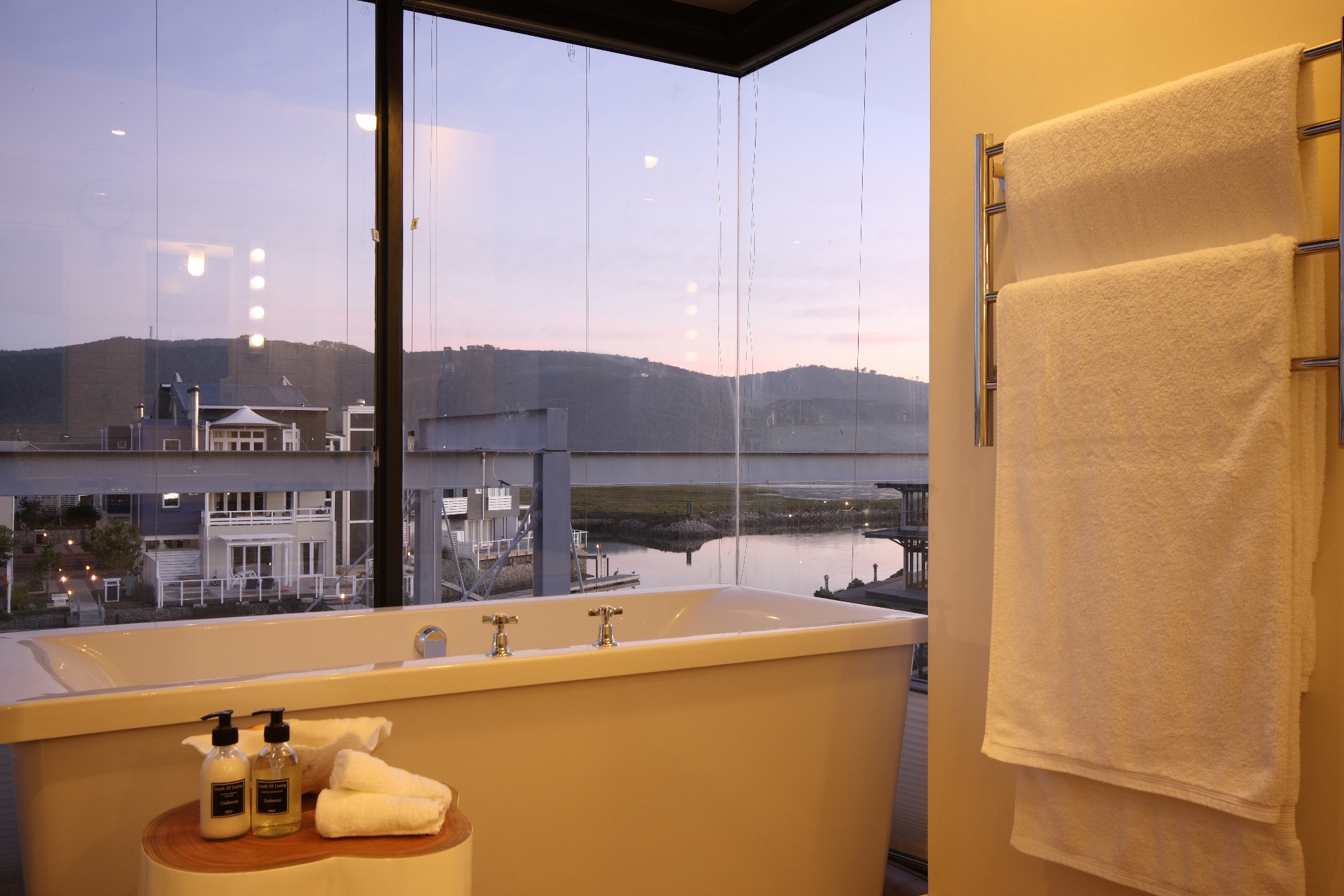 Some bathrooms enjoy views of the knsyna heads, with blinds for total privacy.
