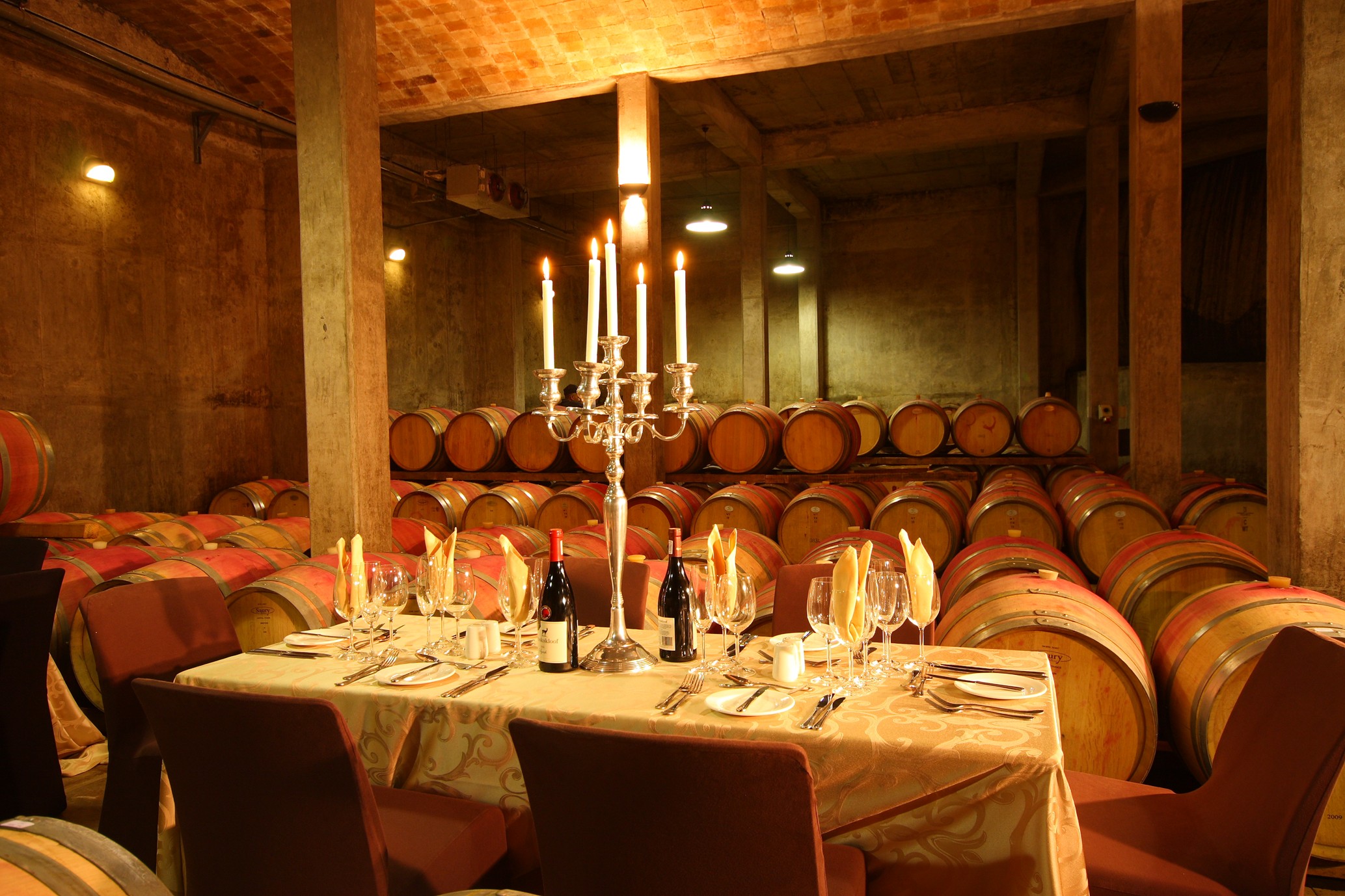 A optional dinner location is in the cellar, available throughout the year except during harvesting time. 