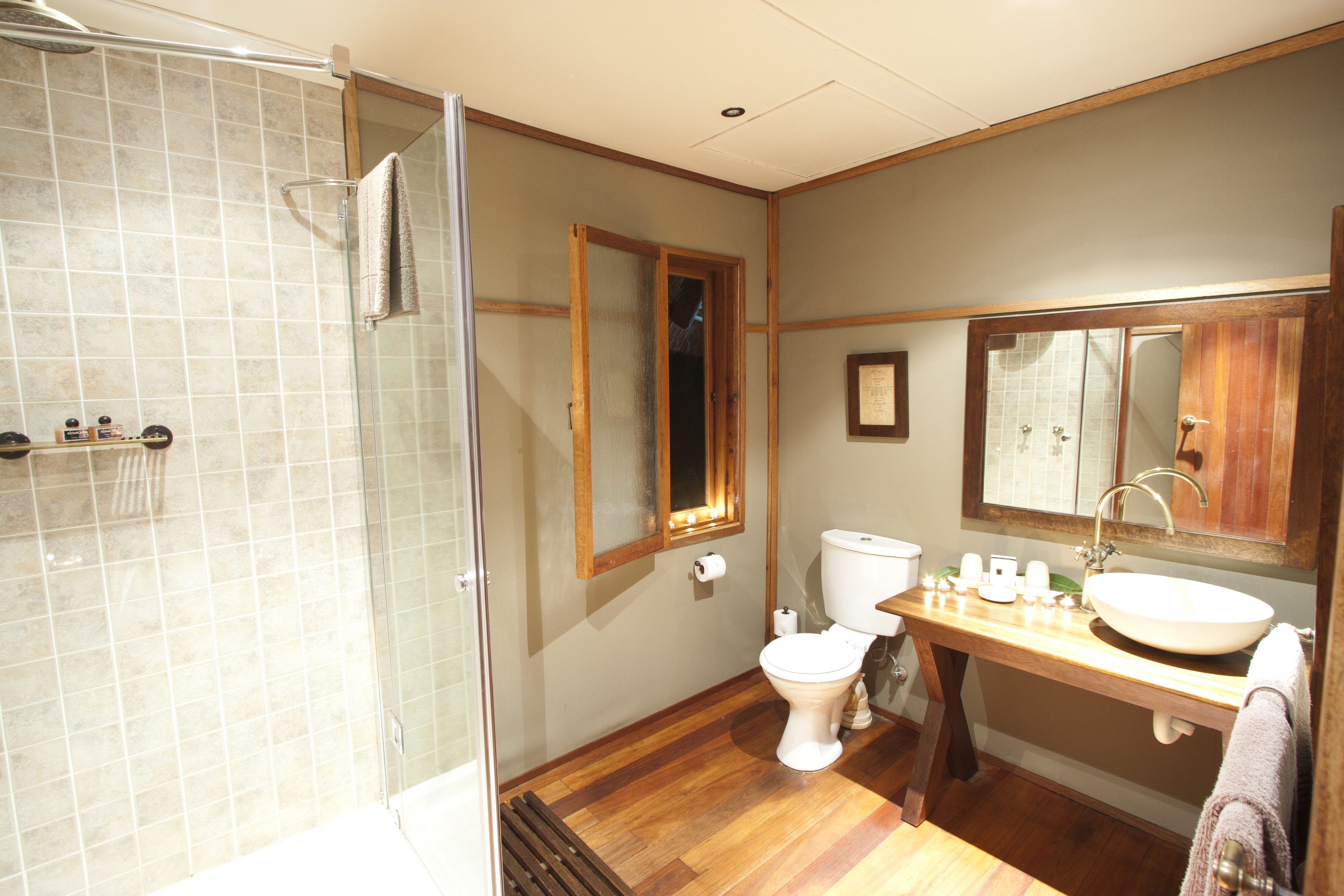 En suite bathroom with a shower 