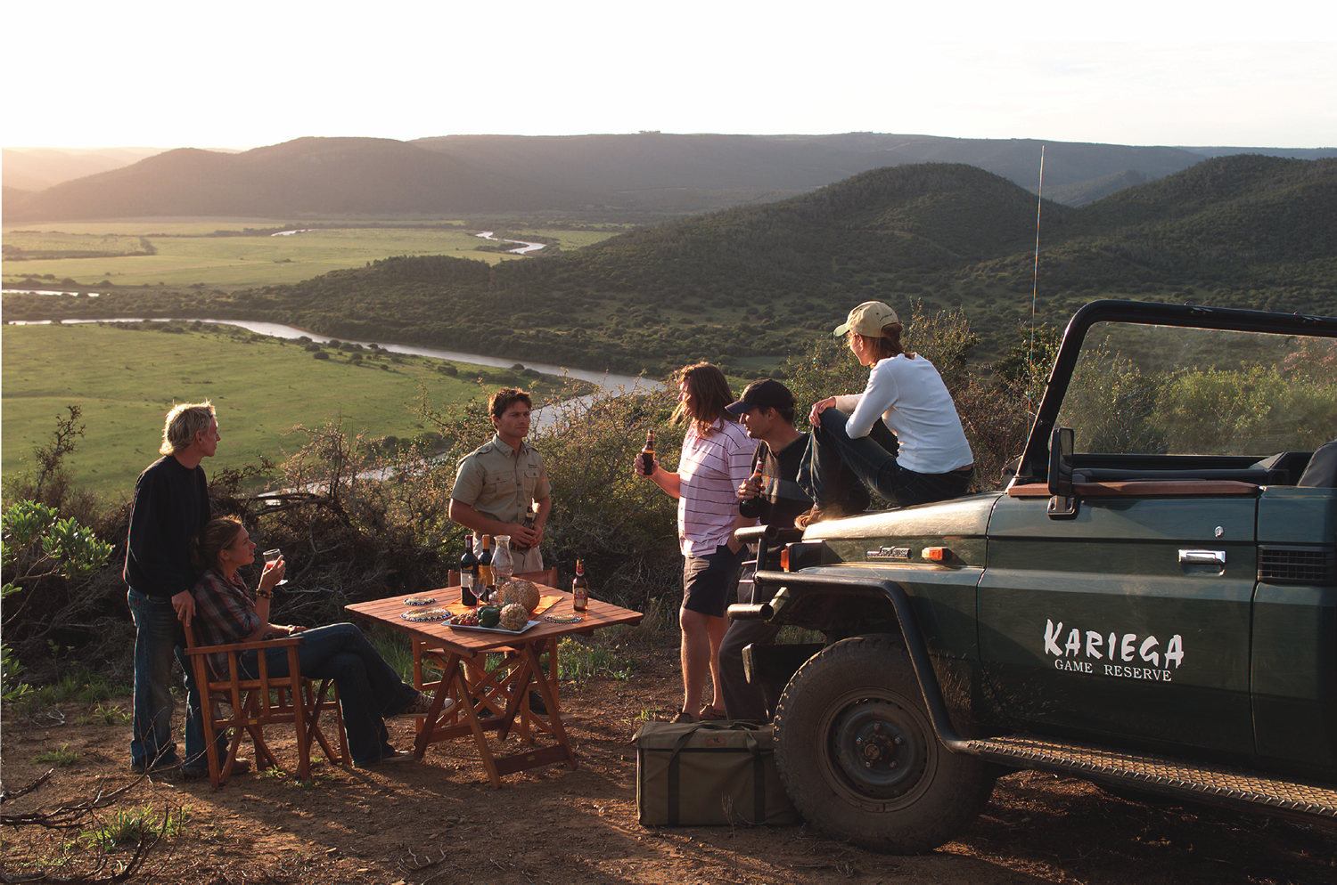 Enjoy a drink at dusk over the dramatic Kariega landscape. 