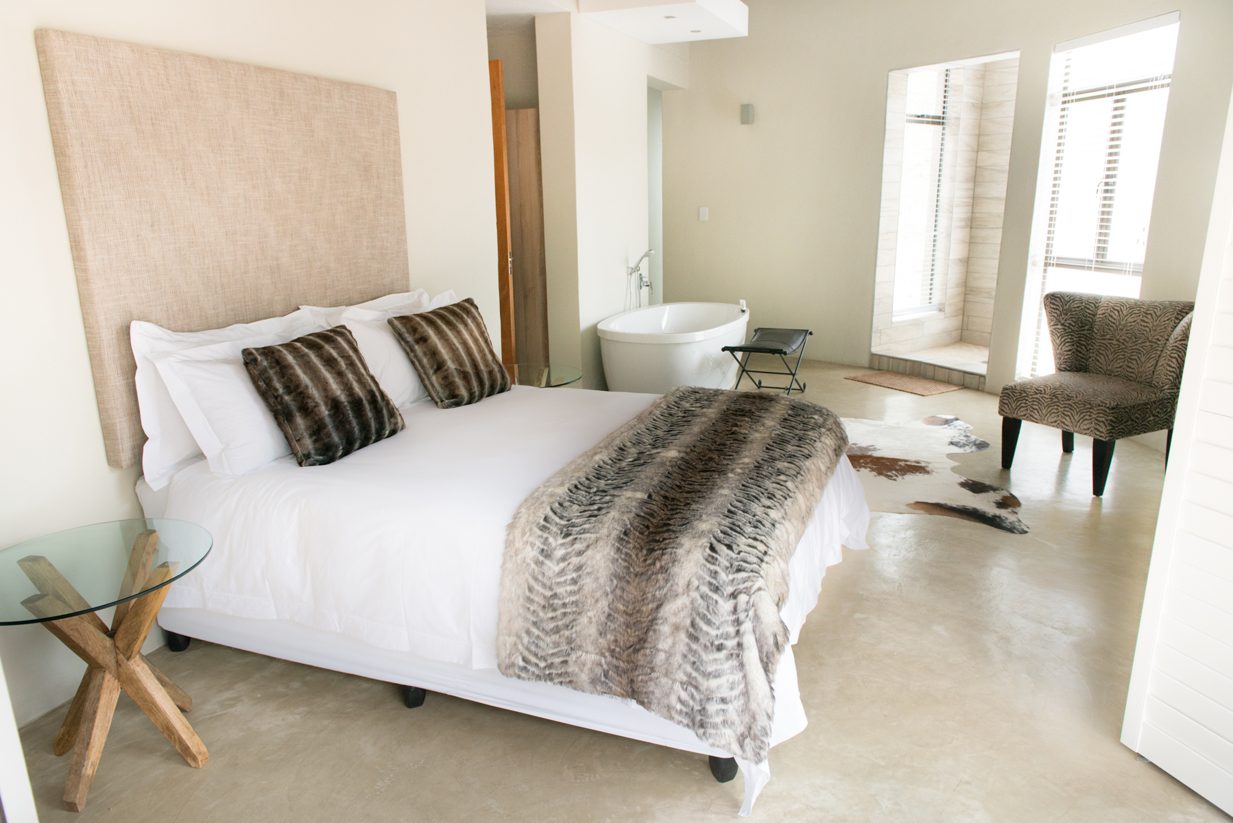 Comprising of a bath tub and separate shower with a bush view. The stylishly decorated rooms offer air-conditioning, complimentary coffee station, personal safety box, guest amenities and a mini bar.