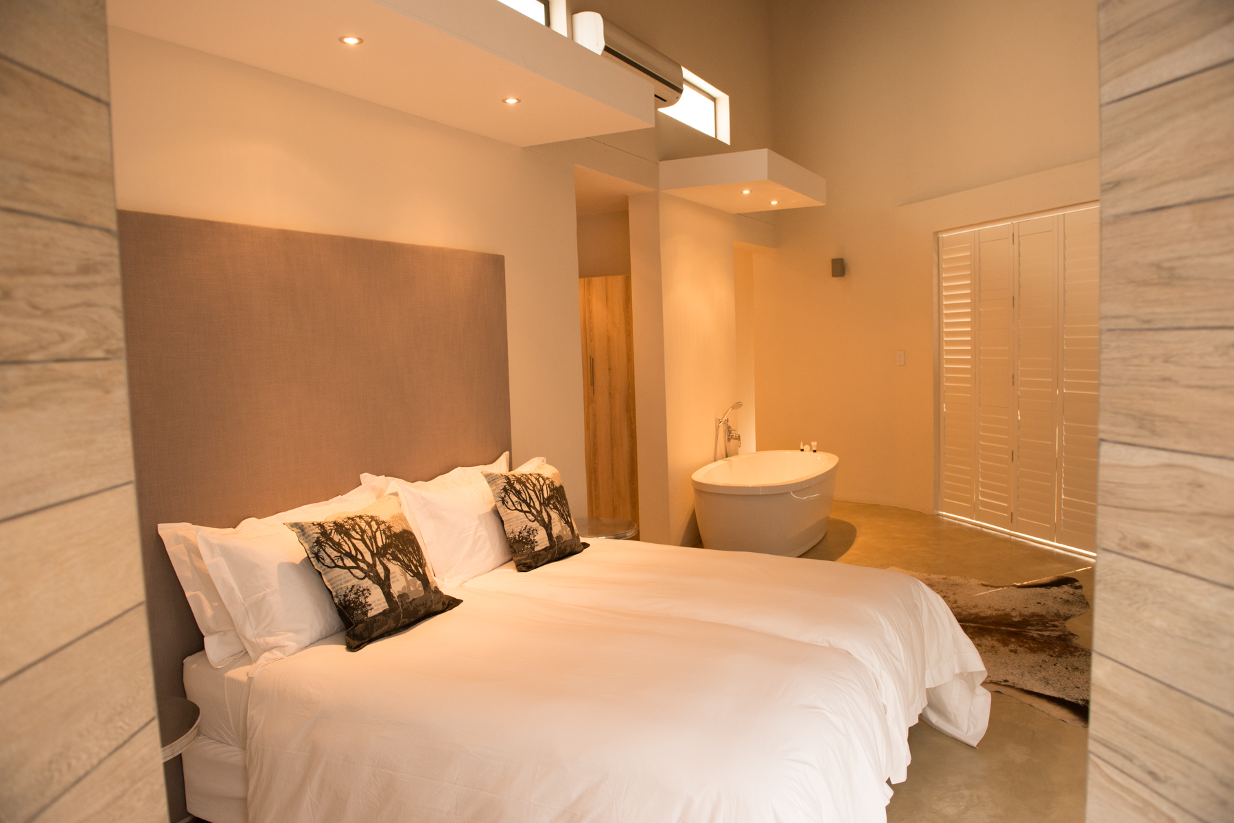 Comprising of a bath tub and separate shower with a bush view. The stylishly decorated rooms offer air-conditioning, complimentary coffee station, personal safety box, guest amenities and a mini bar.
