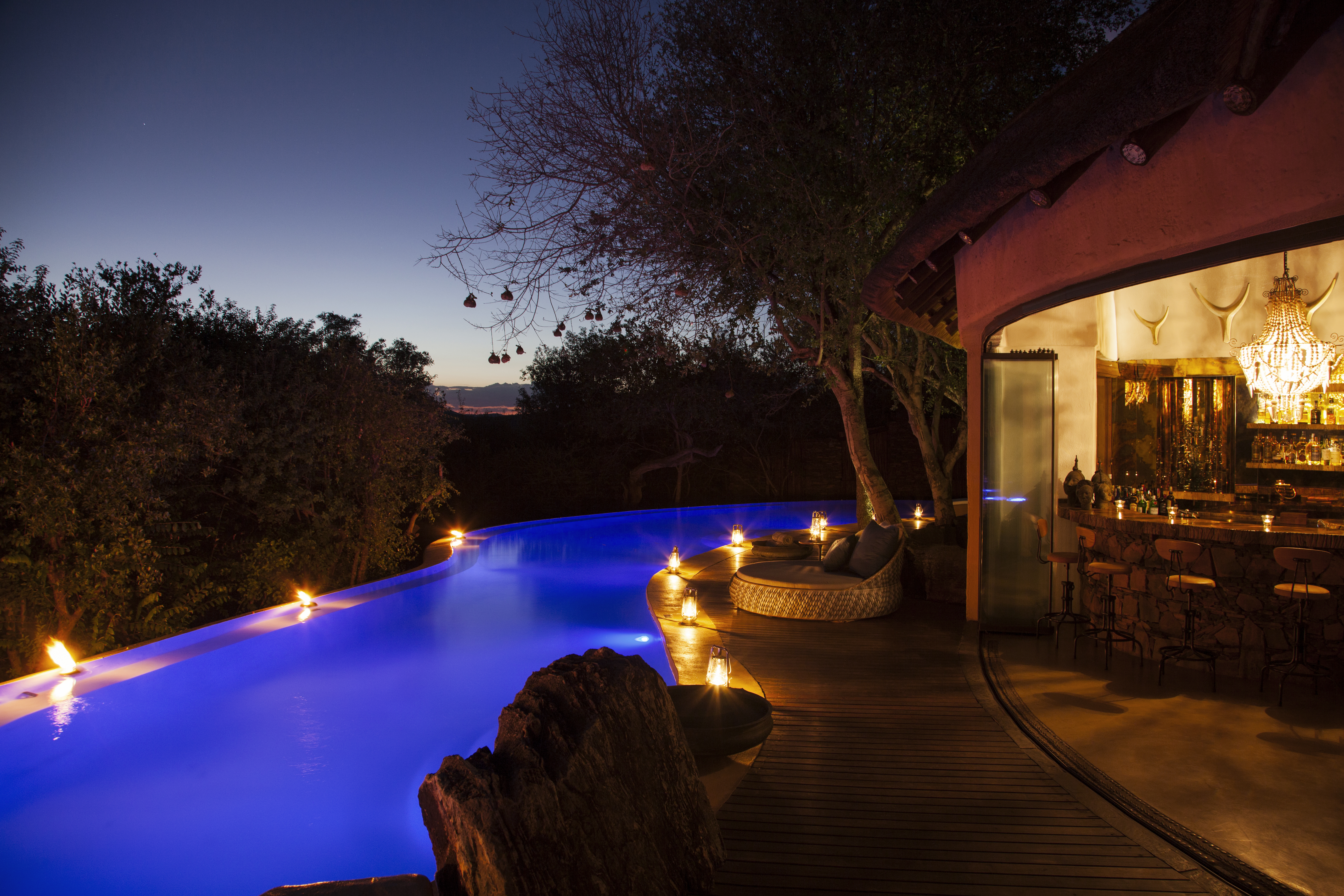 Pre-dinner cocktails and drinks is an event entirely on its own at Molori Safari 