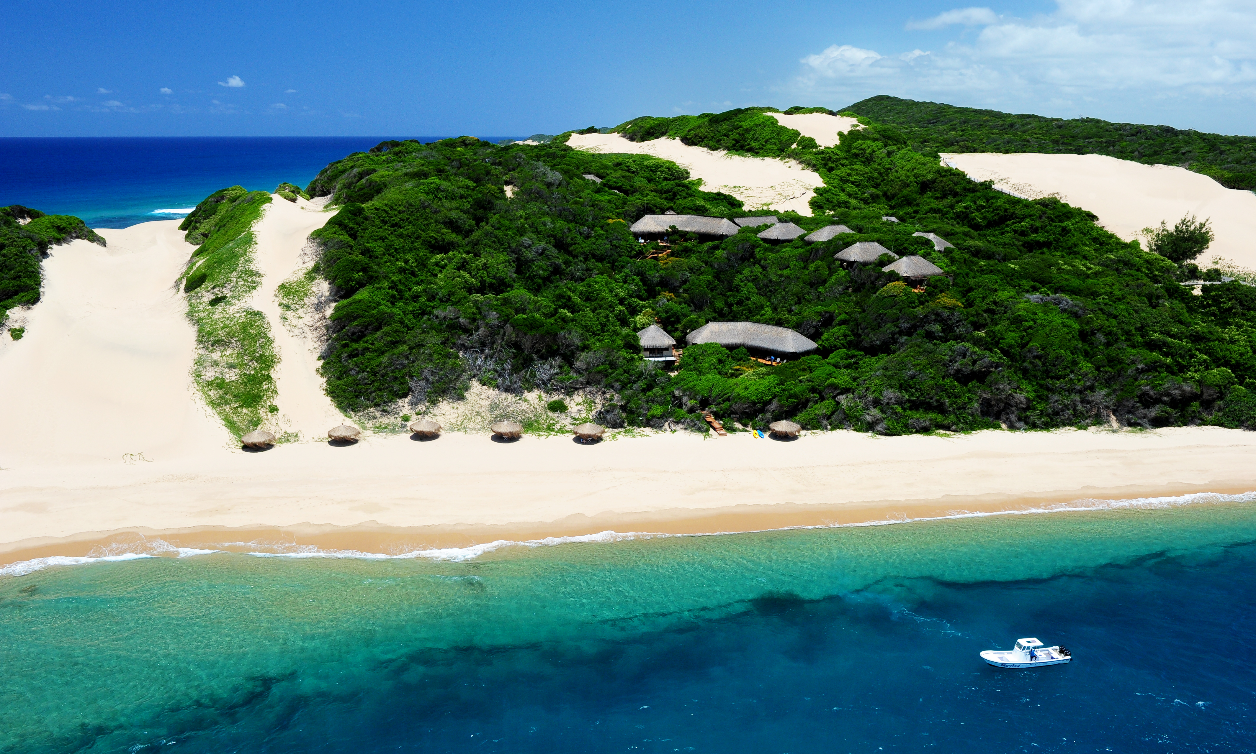 Main areas of Machangulo Beach Lodge, showing how close the reef is