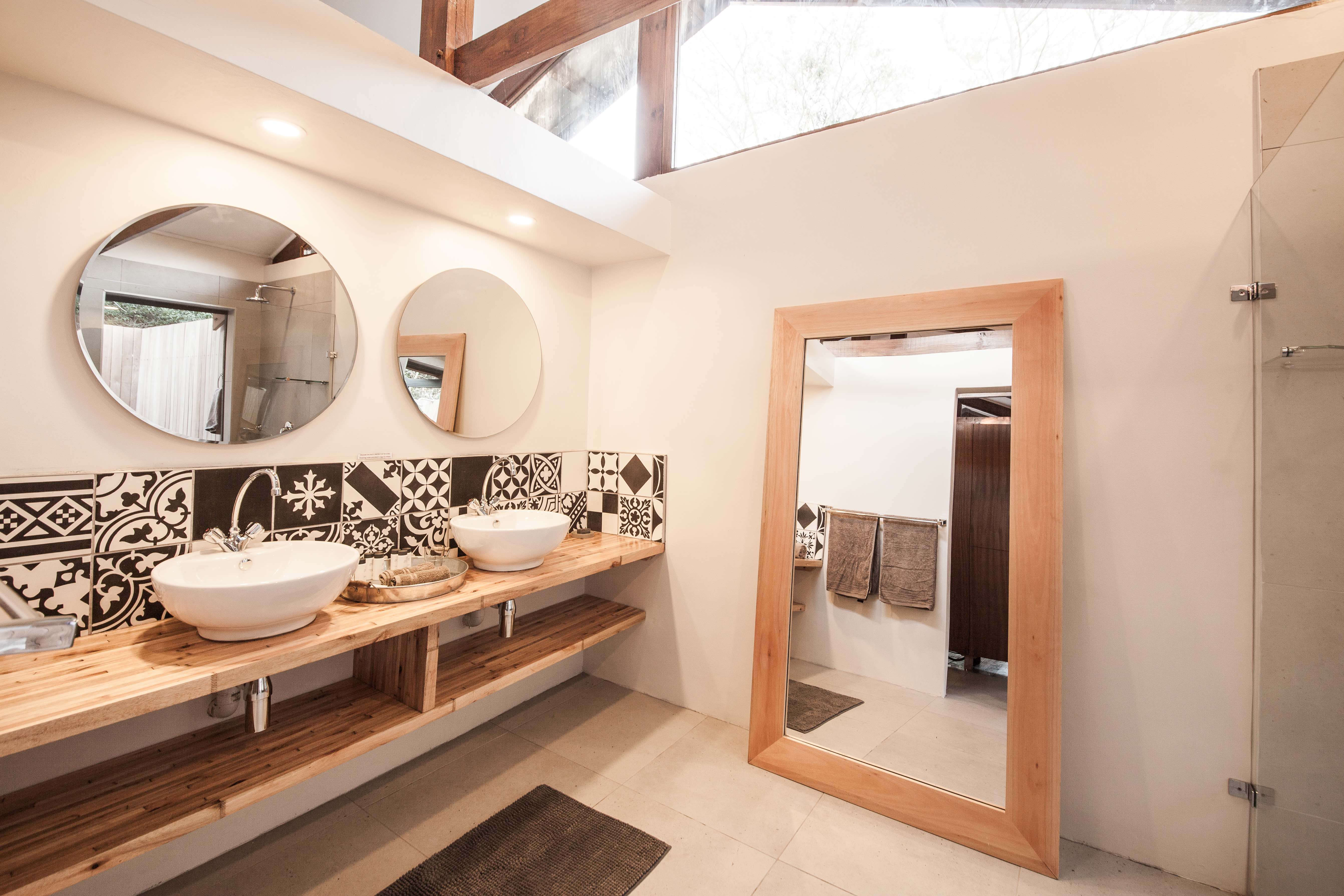 Jabulani room inside bathroom - leading to outside bathroom