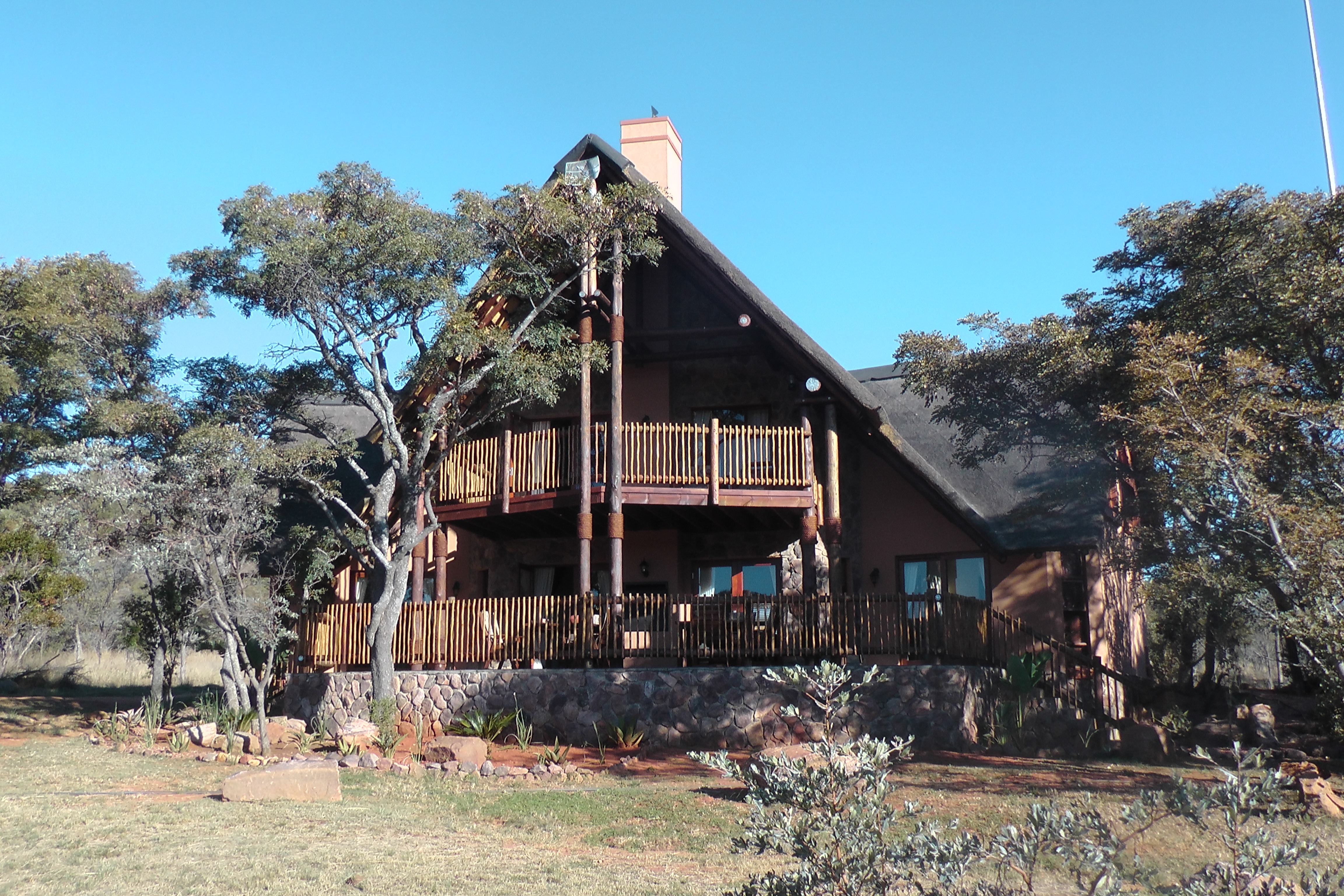 Built in 2009 and beautifully situated on the outskirts of Kololo, near the restaurant and pool with a beautiful view over the mountains of Kololo and Welgevonden, with an abundance of wildlife. These Villa's have 3 bedrooms, one of which is located on the first floor with a balcony. All rooms have their own bathroom and a separate toilet. The kitchen is fully equipped, the living room has an open fire place and on the spacious outside terrace there is a barbecue built into the chimney. 