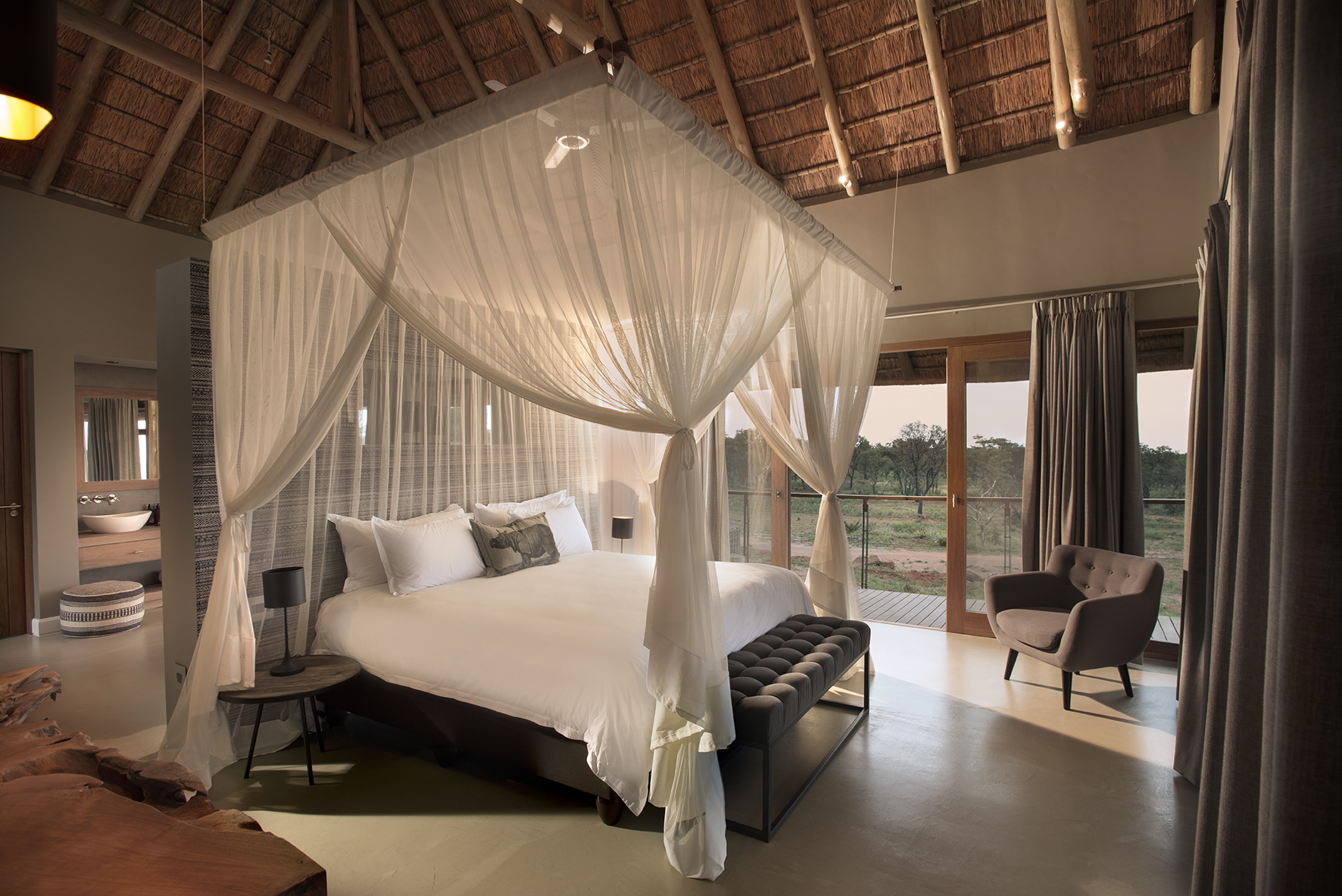 Mhondoro Game Lodge- Villa Master bedroom