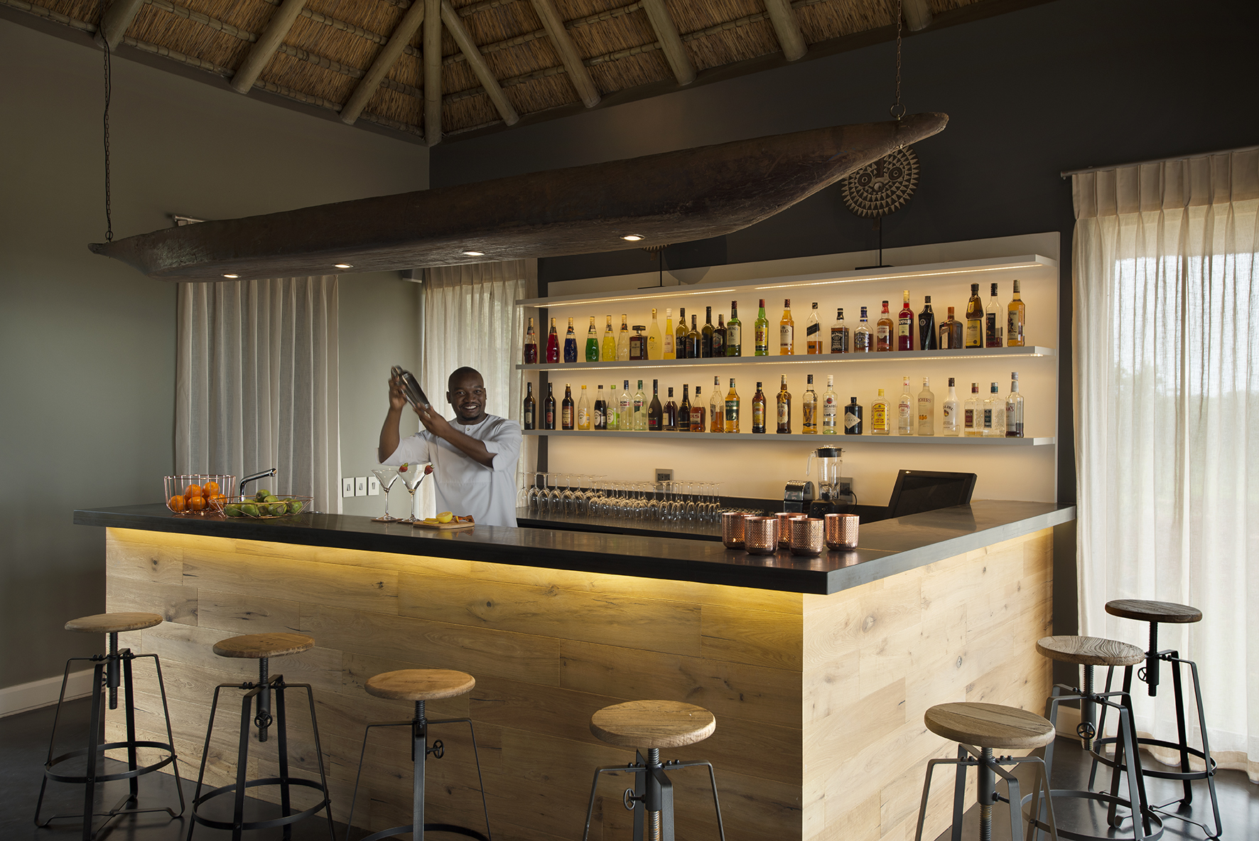 Mhondoro Game Lodge- Main lodge bar