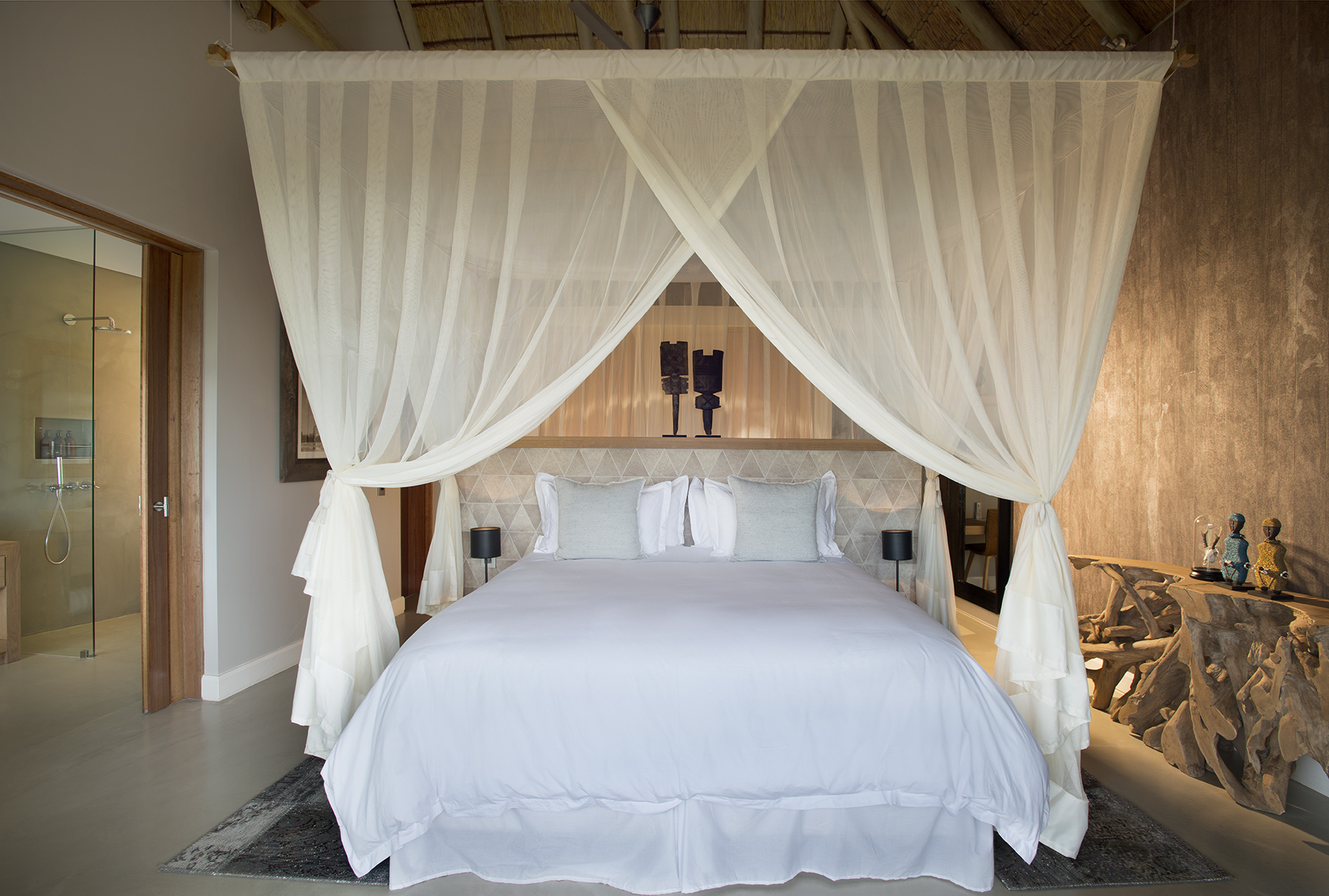 Mhondoro Game Lodge- Villa bedroom 2