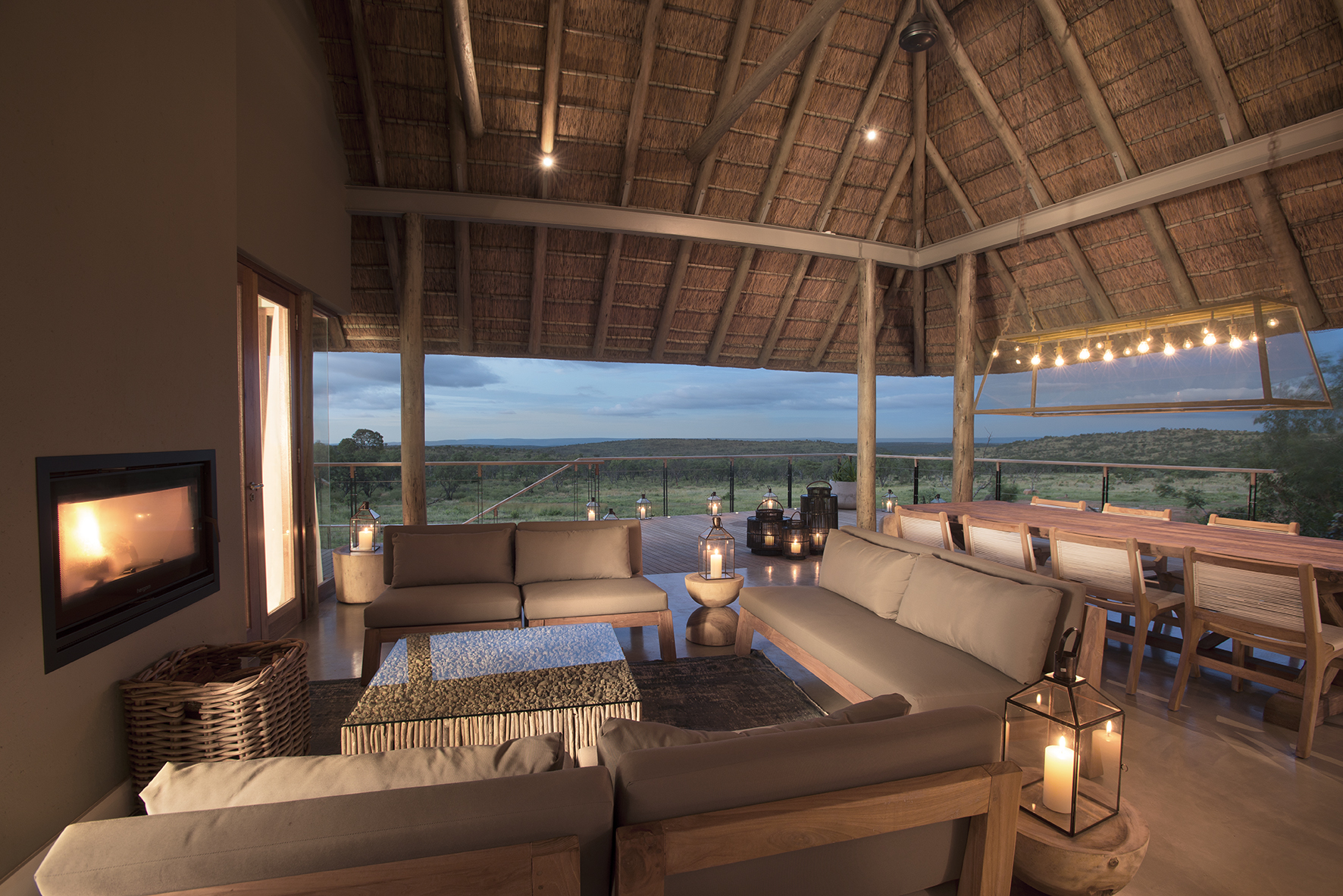 Mhondoro Game Lodge - Villla outside lounge