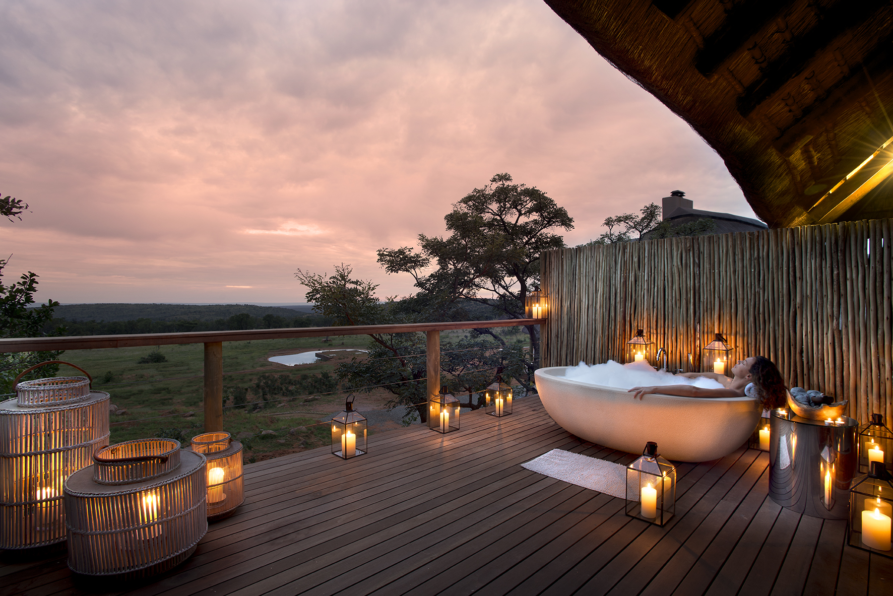 Mhondoro Game Lodge -Spa deck