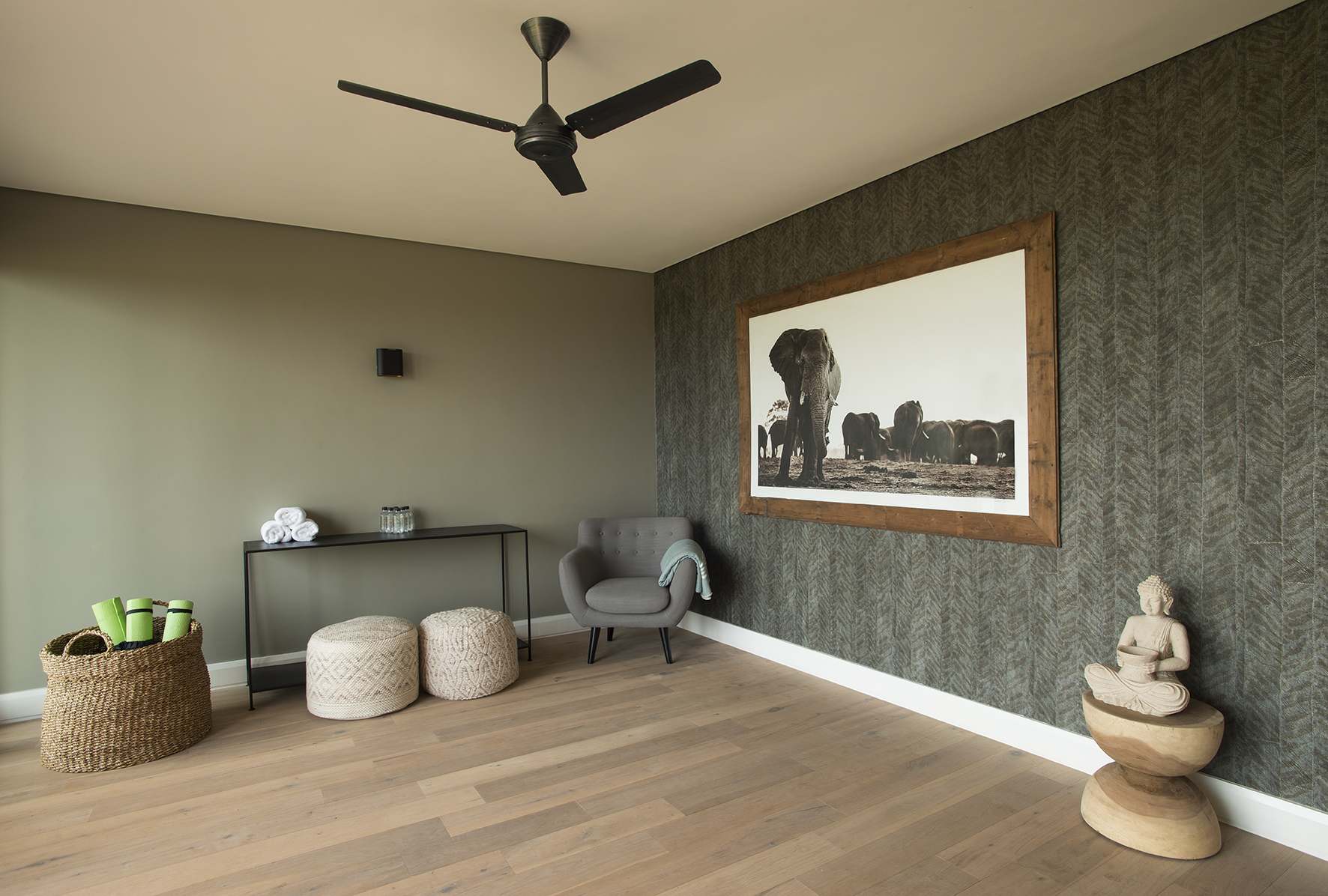 Mhondoro Game Lodge-Villa yoga room