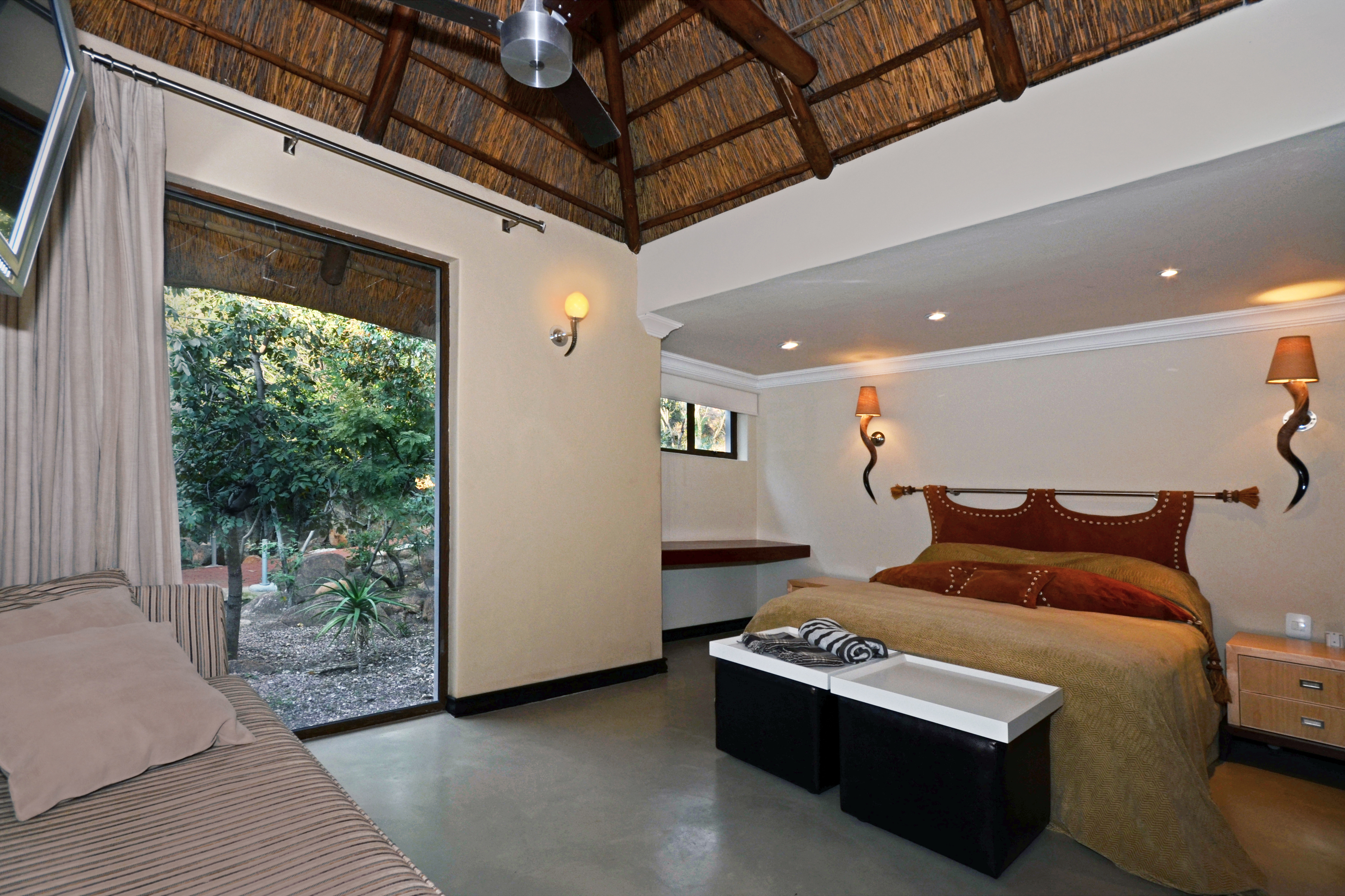 Queen size bed with bathroom with shower en suite